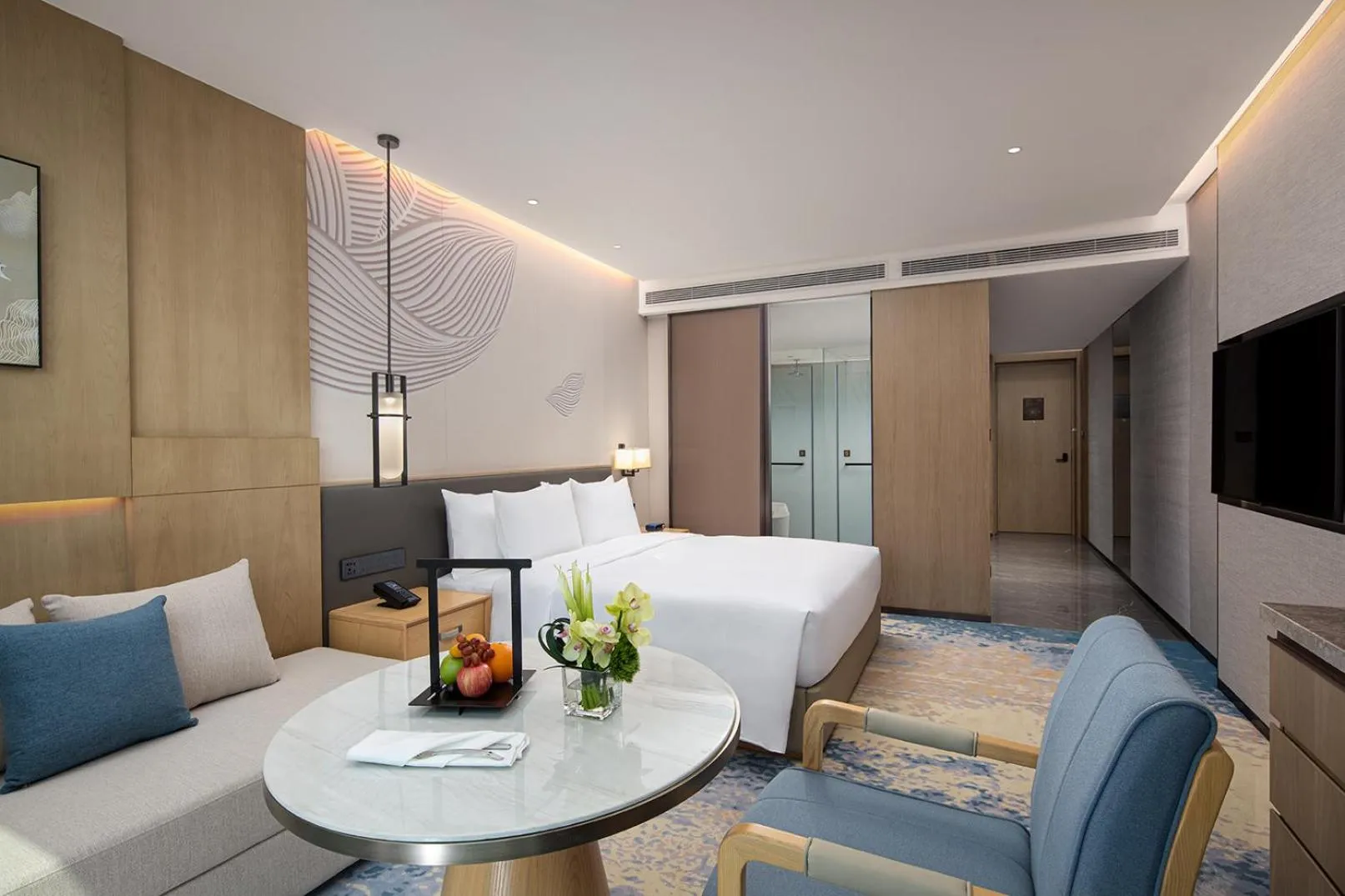 Communal lounge/ TV room, Bed in Wyndham Guangzhou Baiyun Mountain