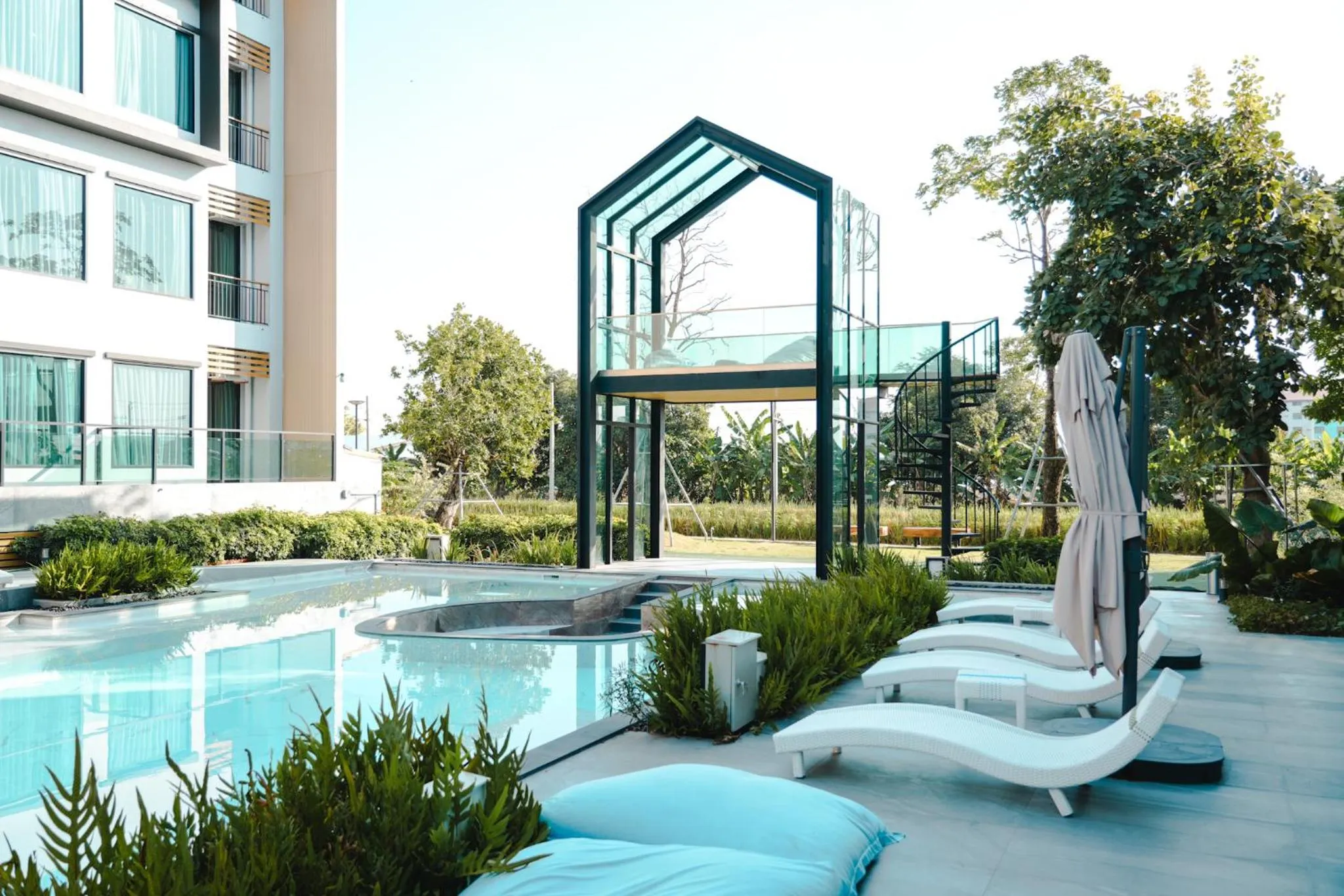 Swimming pool in Crystal Srivaree Suvarnabhumi Hotel