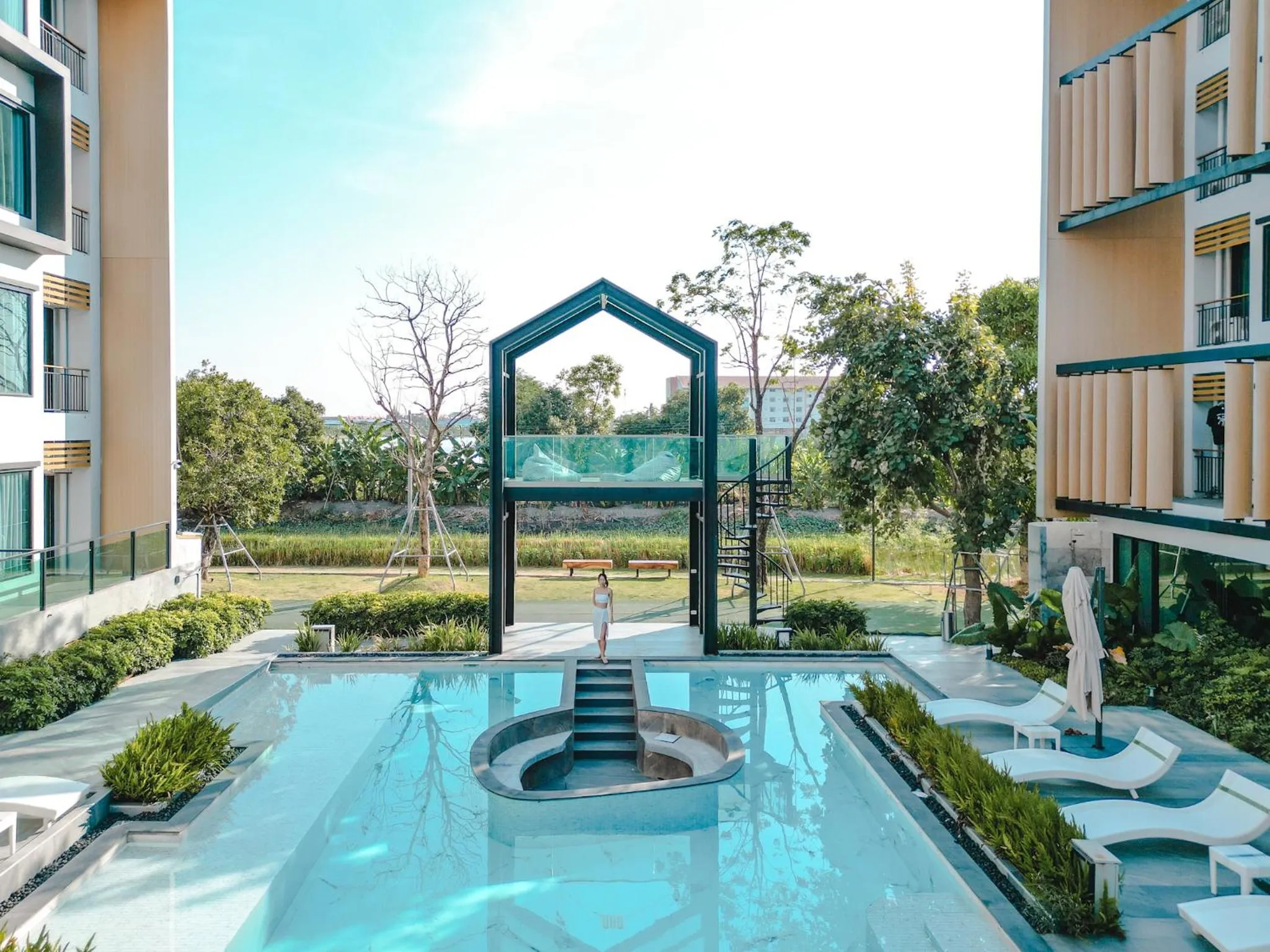 Swimming pool in Crystal Srivaree Suvarnabhumi Hotel