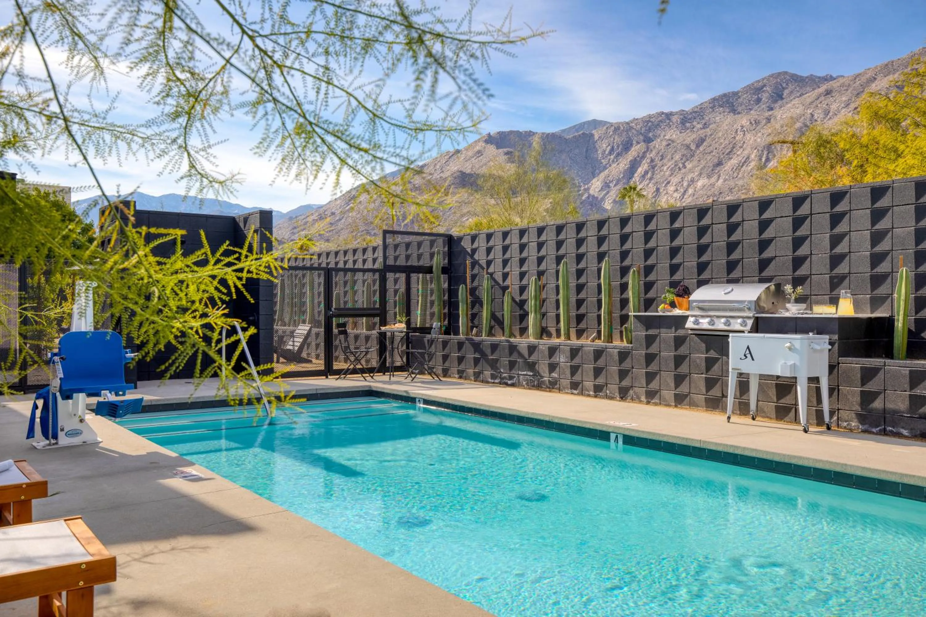 Blackhaus Suites by AvantStay Modern Comfort in Downtown Palm Springs