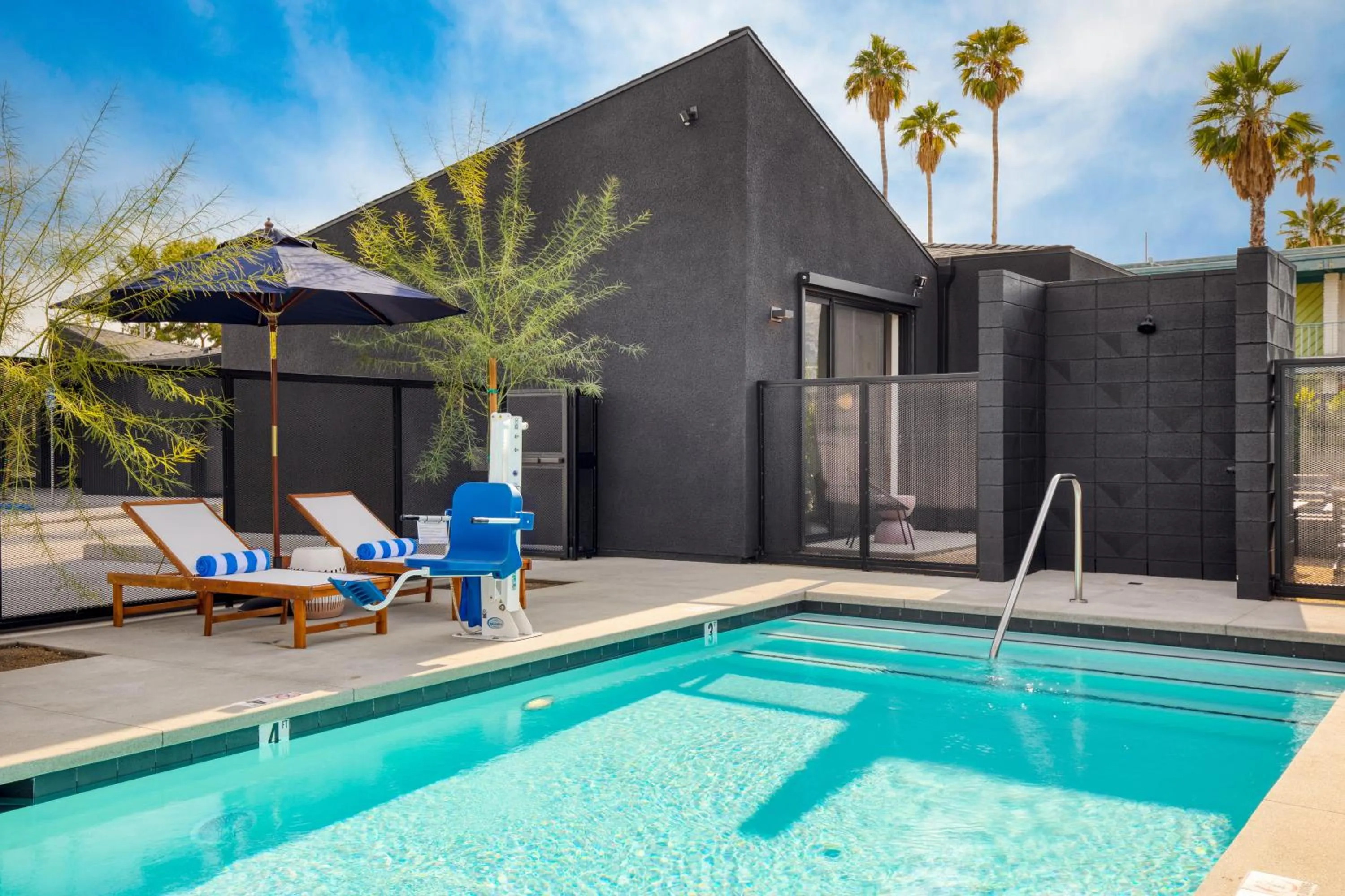 Blackhaus Suites by AvantStay Modern Comfort in Downtown Palm Springs