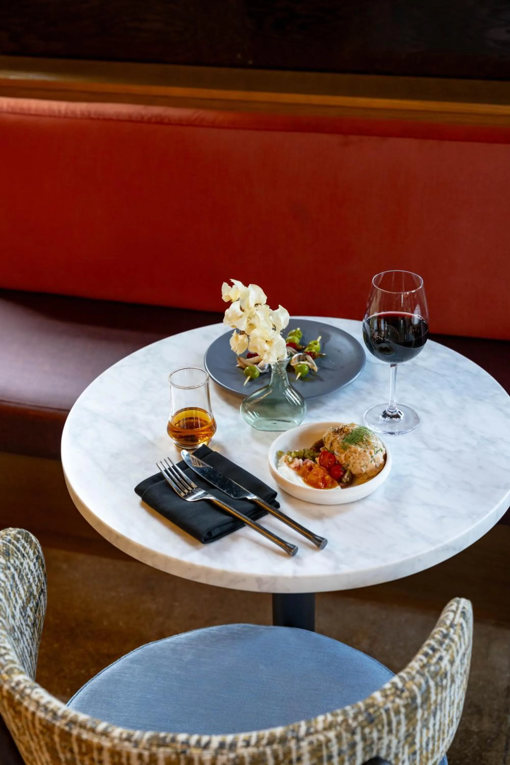 Lounge or bar in The Myriad Hotel Louisville, Tapestry Collection by Hilton