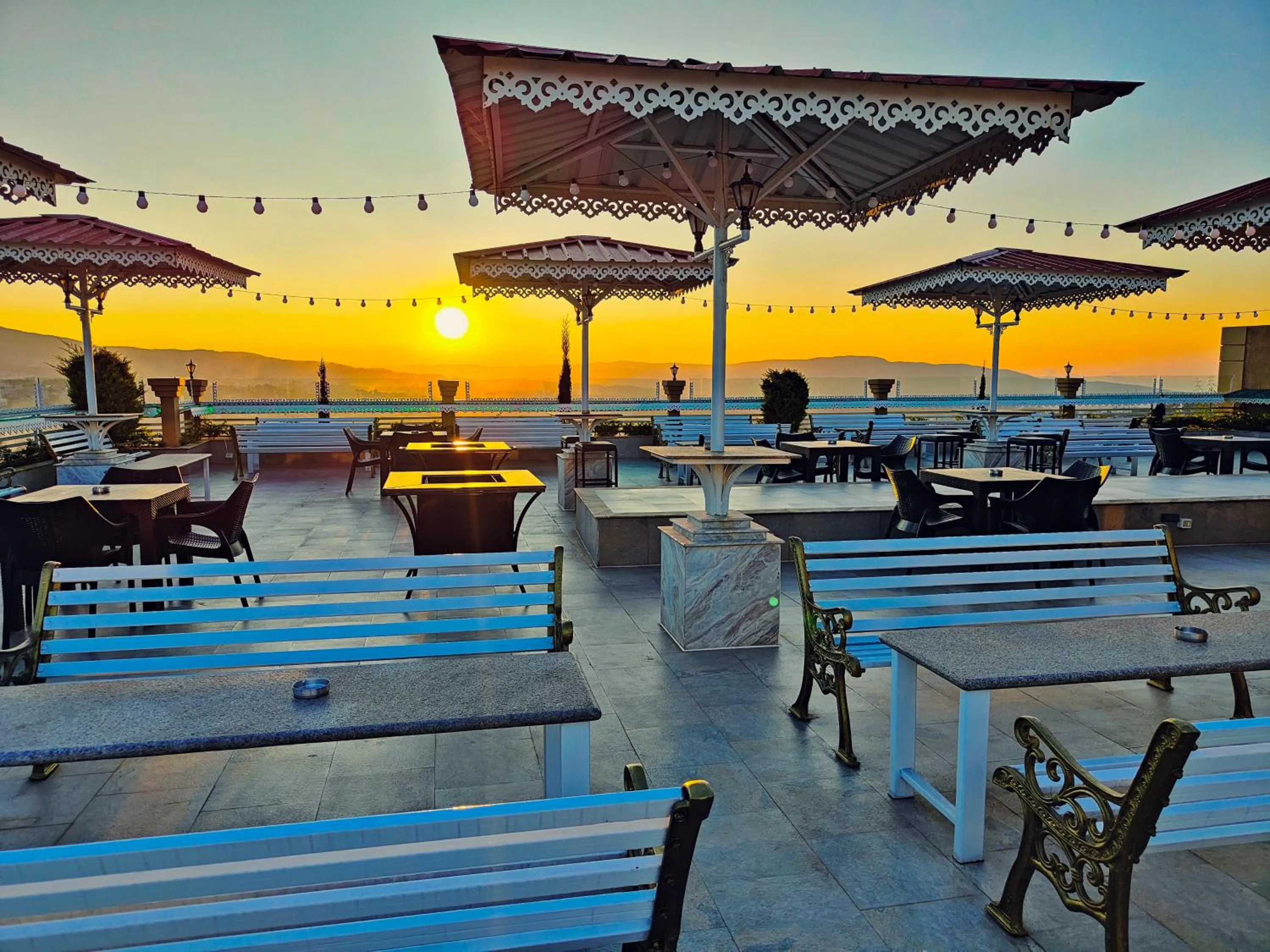 Restaurant/places to eat in Hotel Acropolis