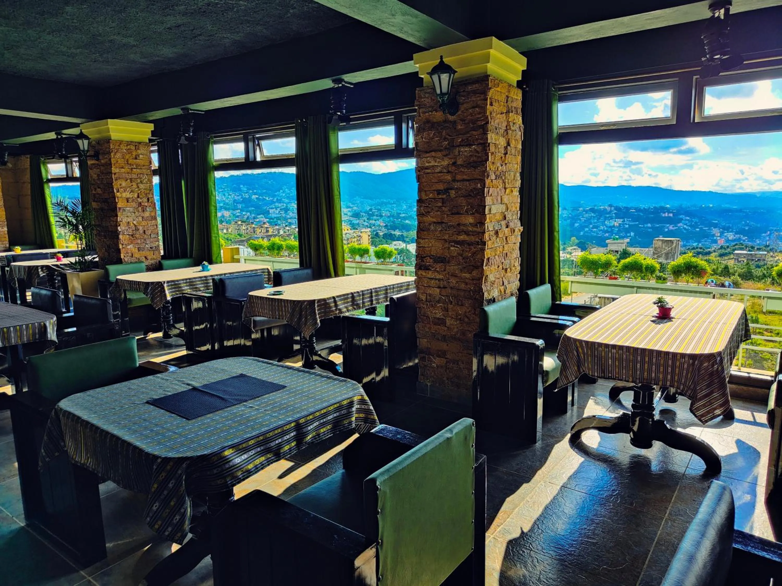 Restaurant/places to eat in Hotel Acropolis