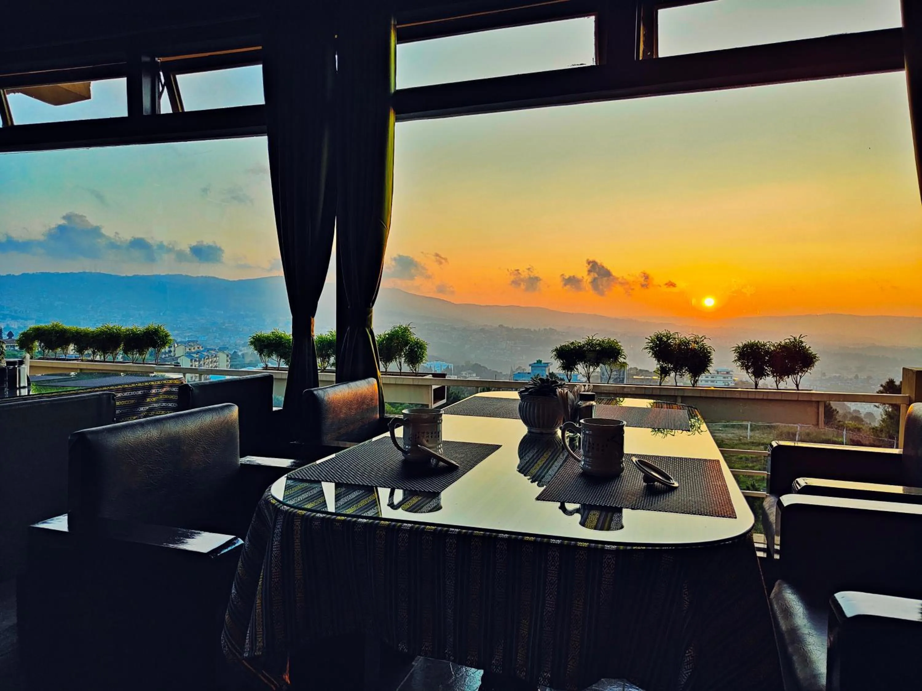 Restaurant/places to eat in Hotel Acropolis