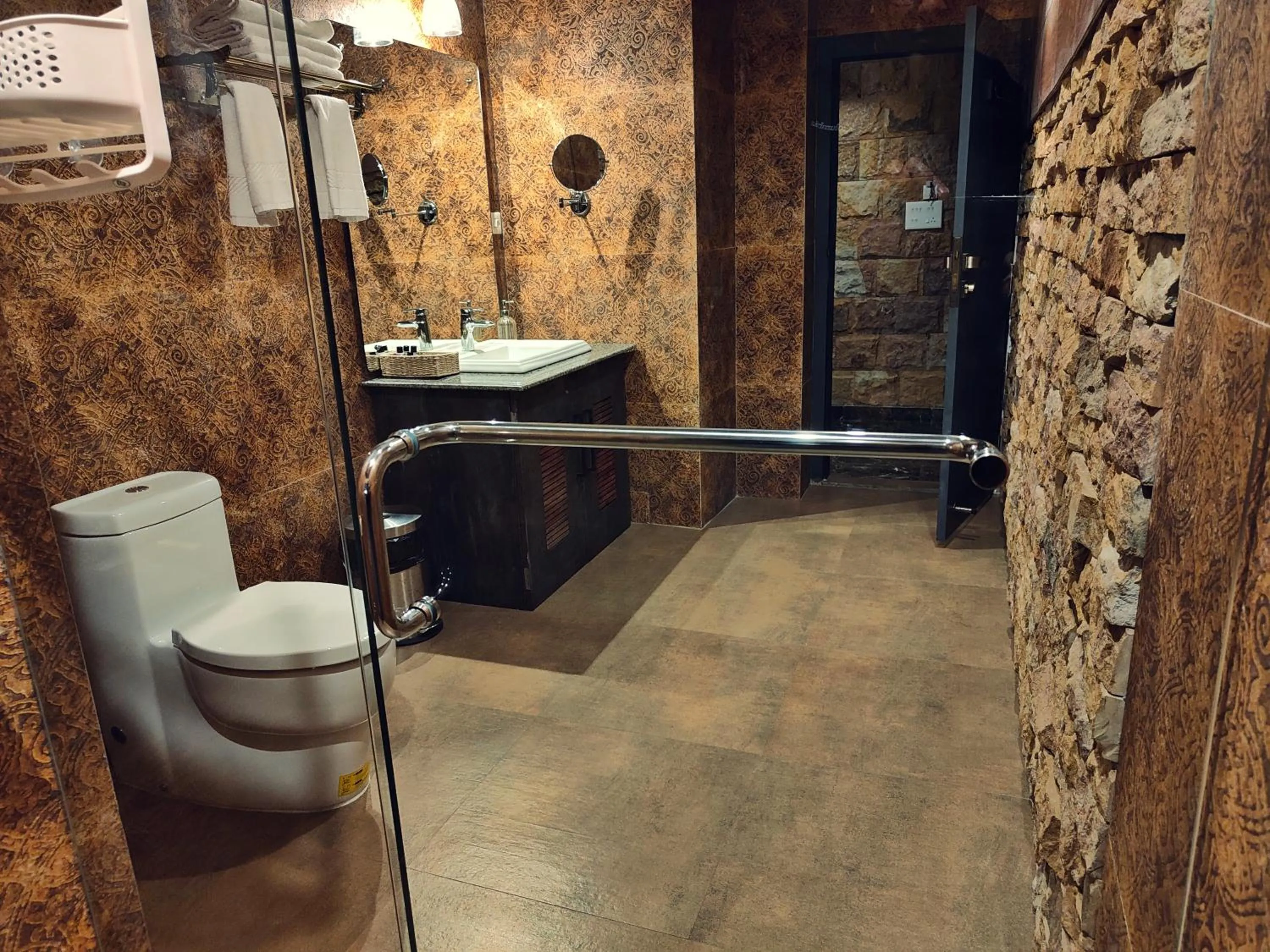 Toilet in Hotel Acropolis