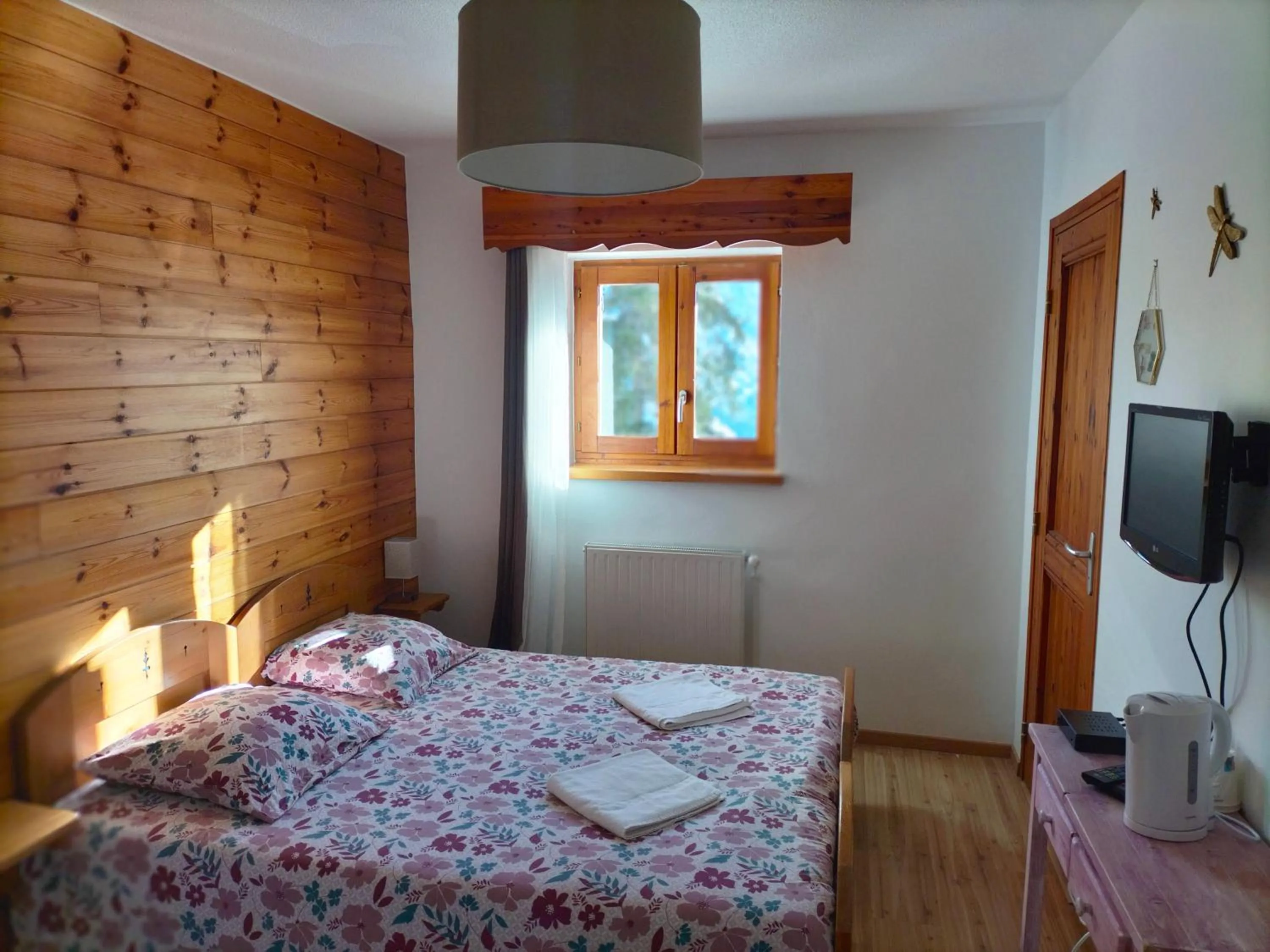Bedroom, Bed in Auberge La maison de Catherine