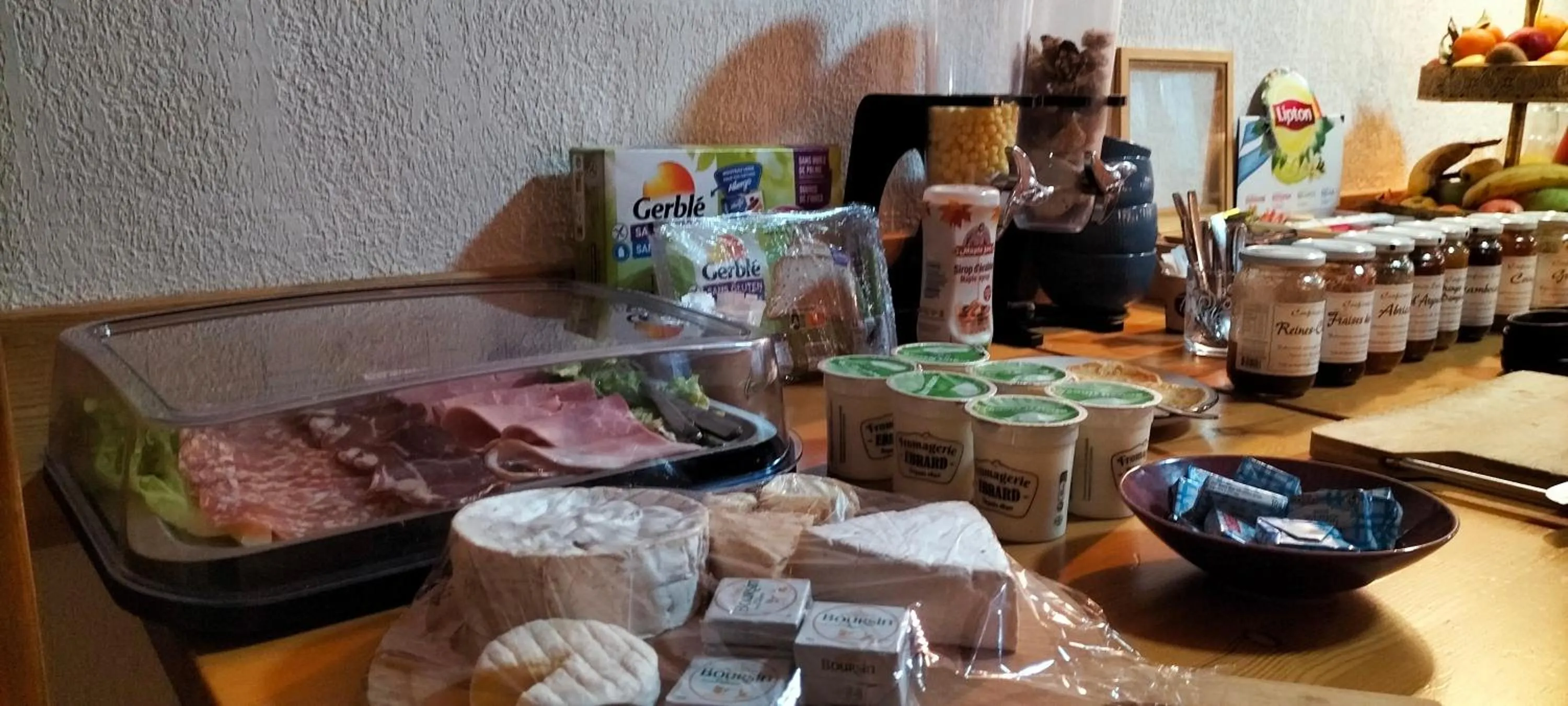 Buffet breakfast in Auberge La maison de Catherine