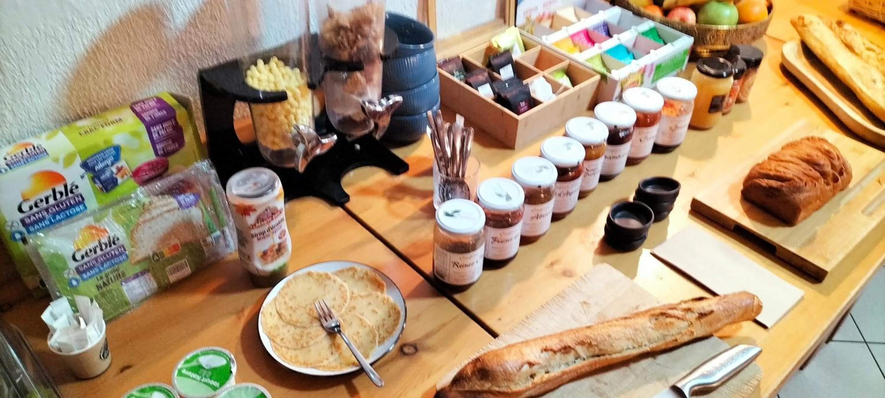 Buffet breakfast in Auberge La maison de Catherine