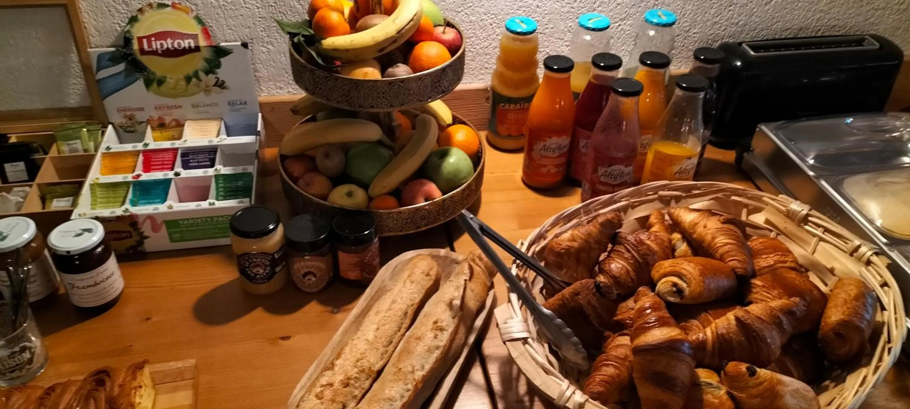 Buffet breakfast in Auberge La maison de Catherine