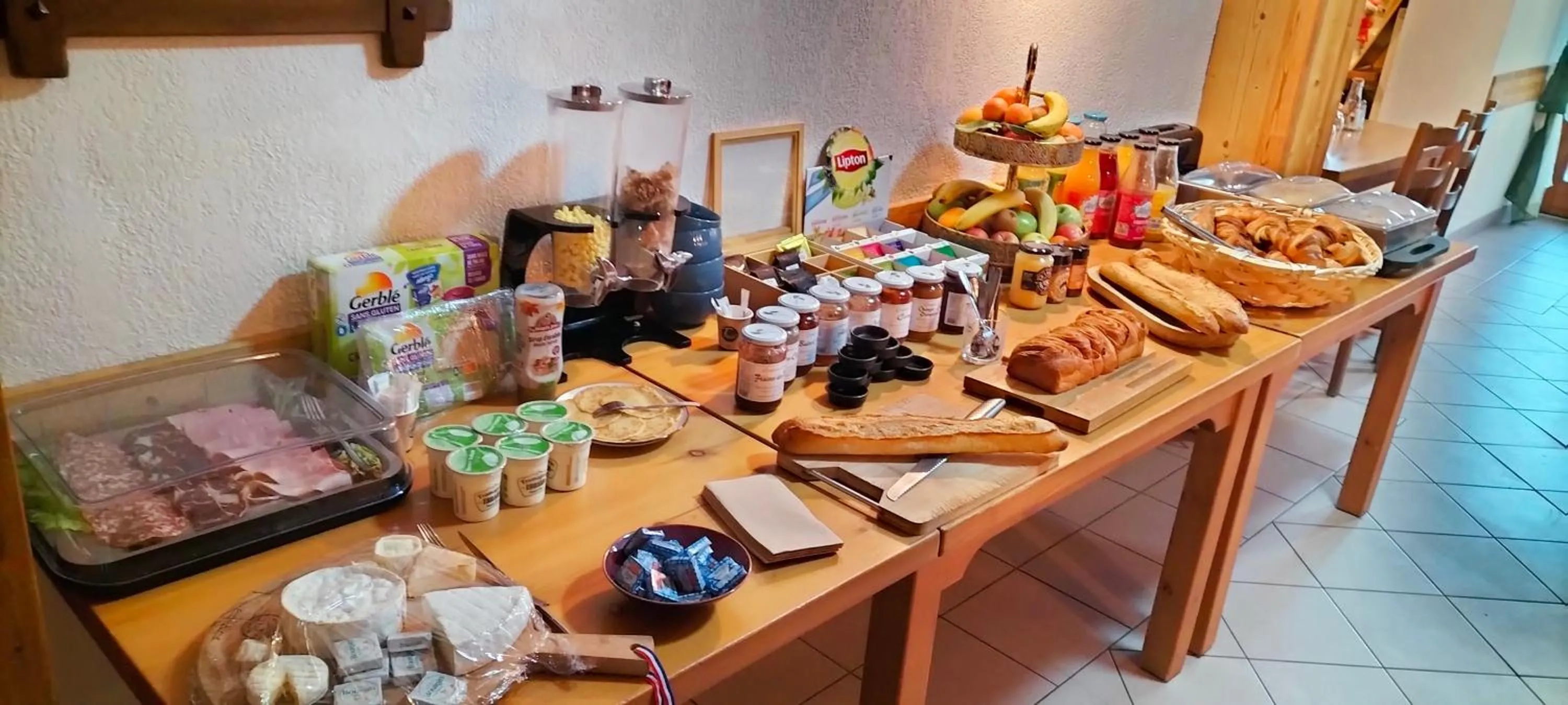 Buffet breakfast in Auberge La maison de Catherine