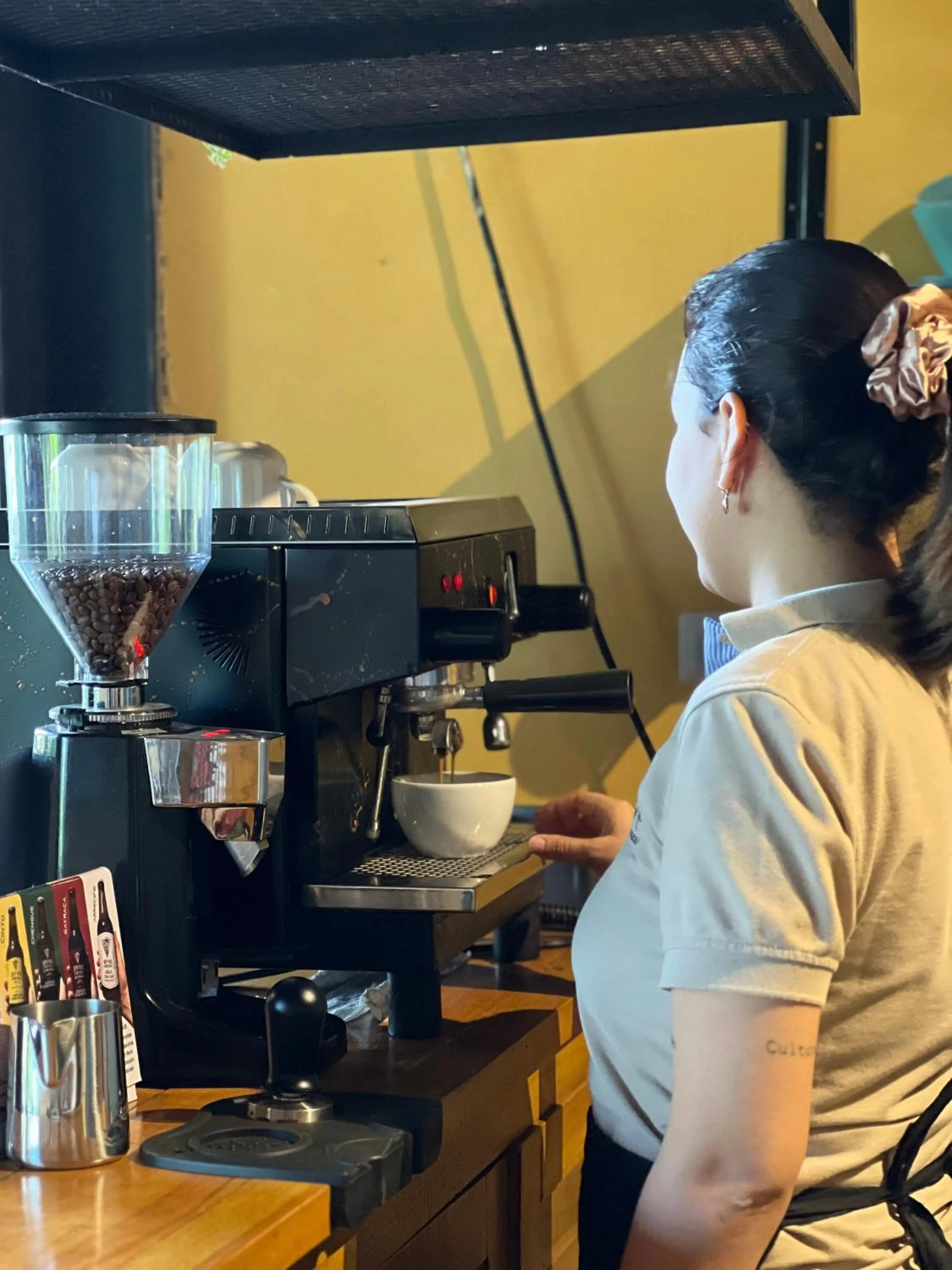 People in Coffee House Minca