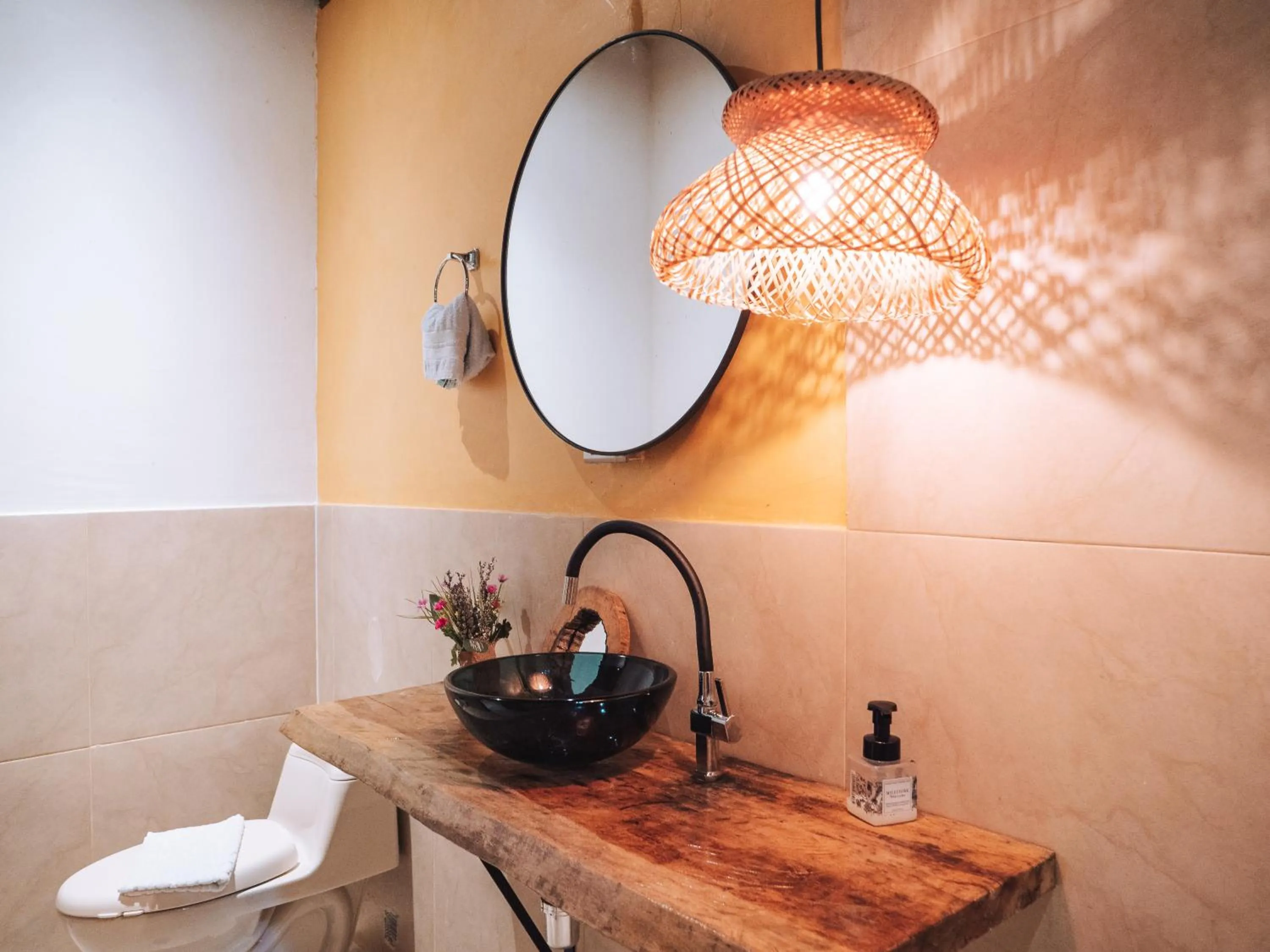 Shower in Coffee House Minca