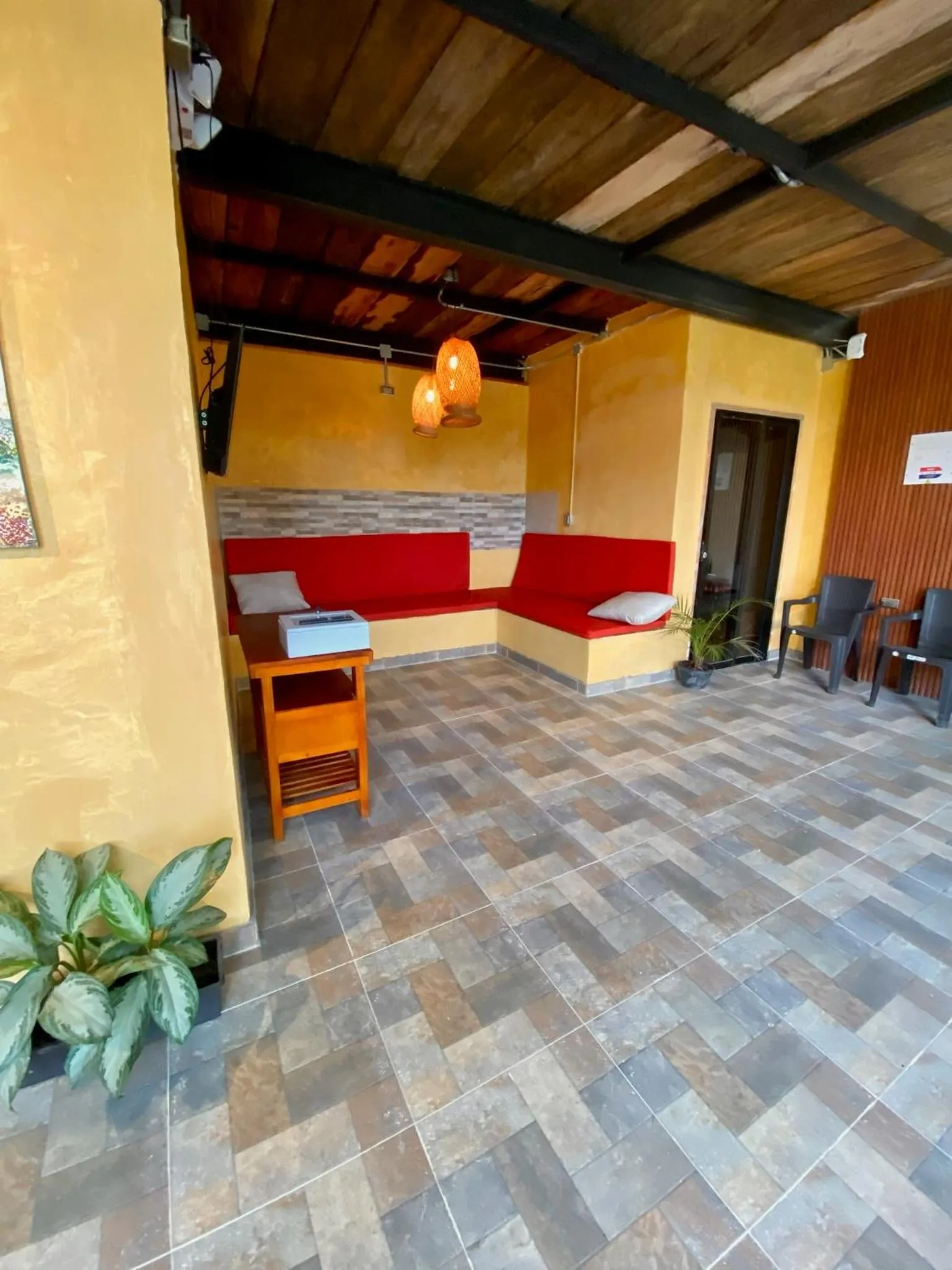 Communal lounge/ TV room, Bed in Coffee House Minca