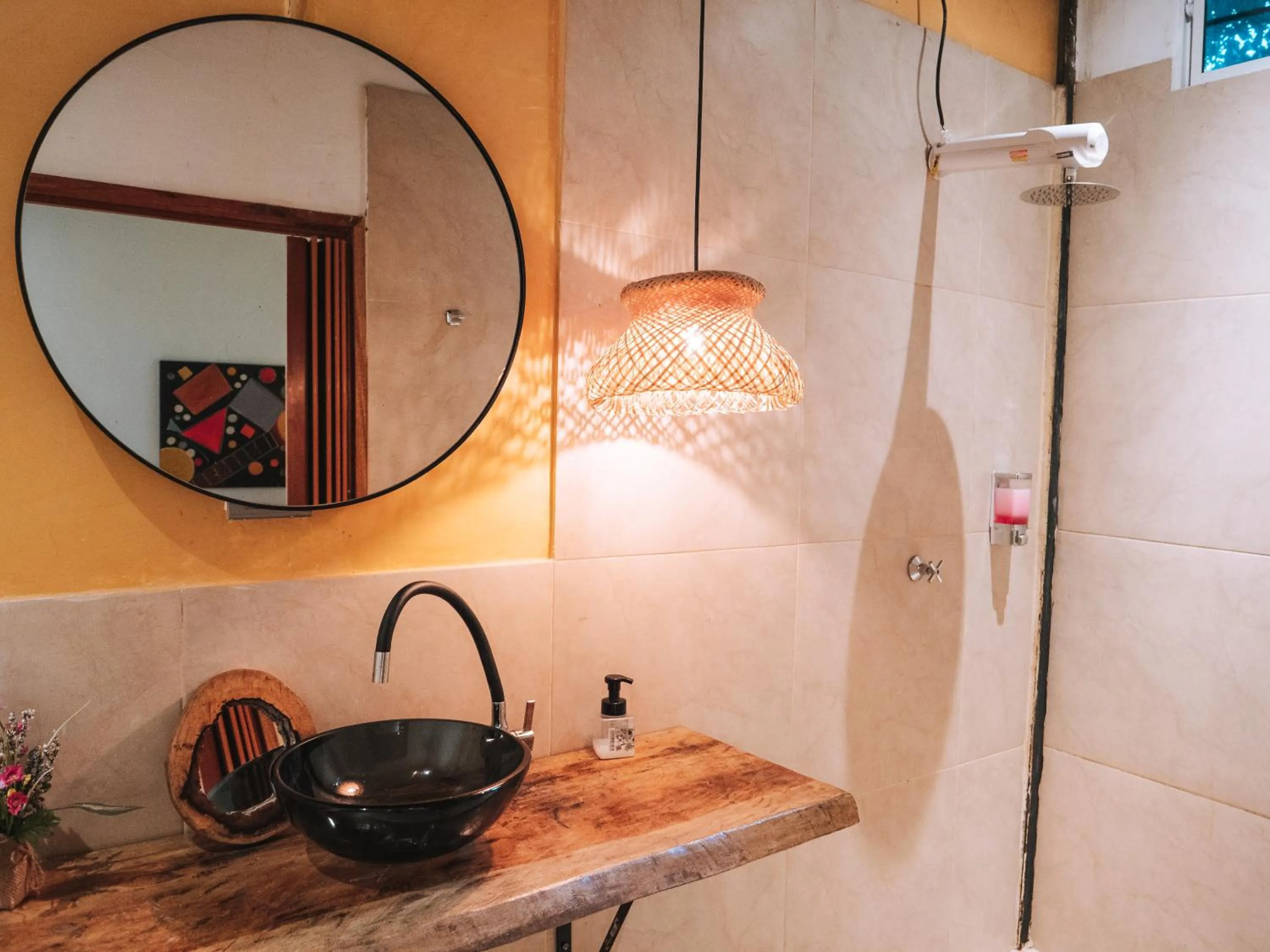 Shower in Coffee House Minca