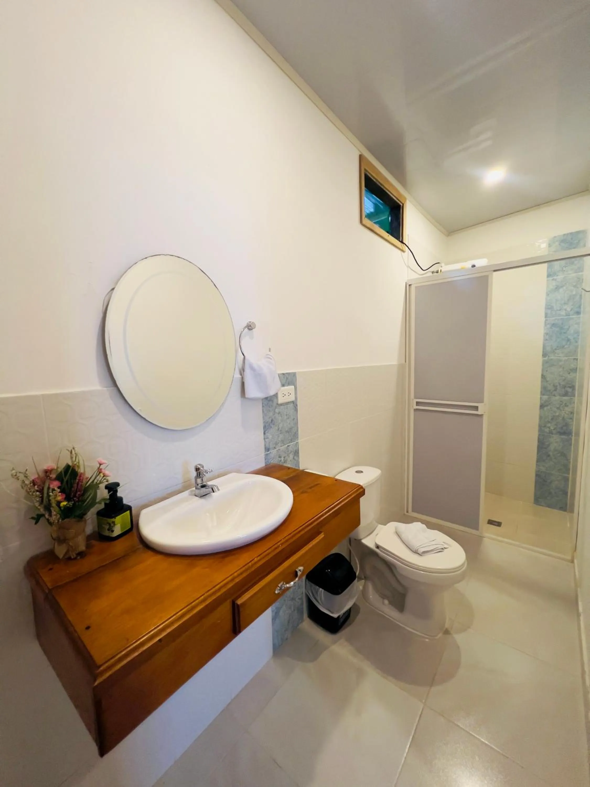 Shower in Coffee House Minca