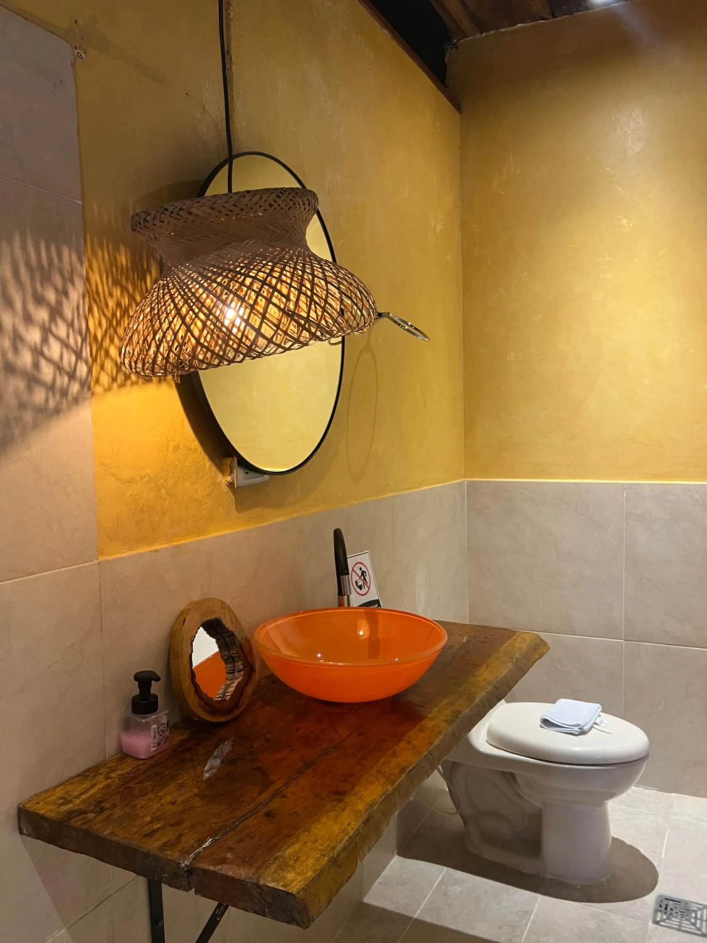 Shower in Coffee House Minca