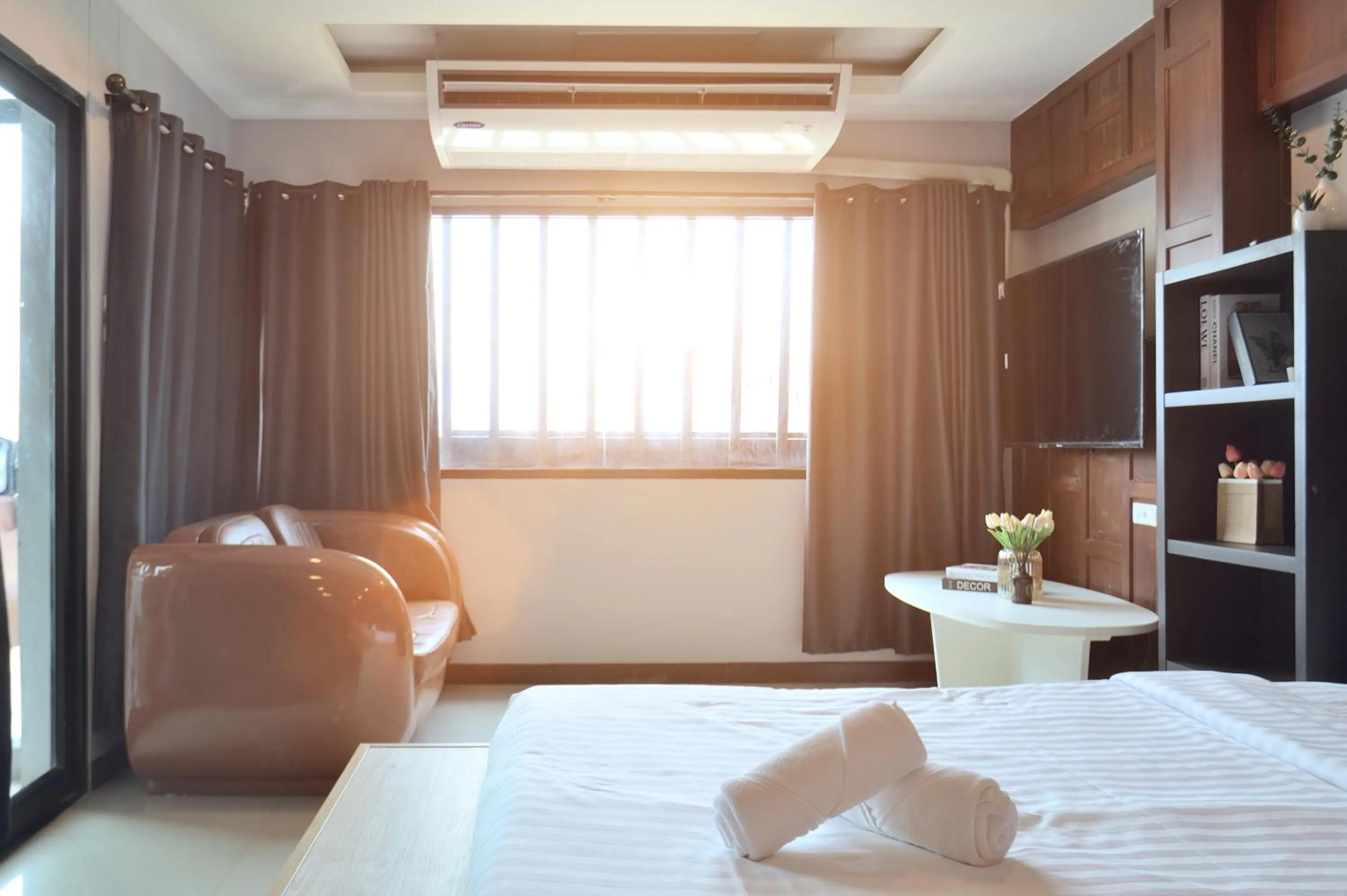 Bed in De Lux Bangkok Hotel