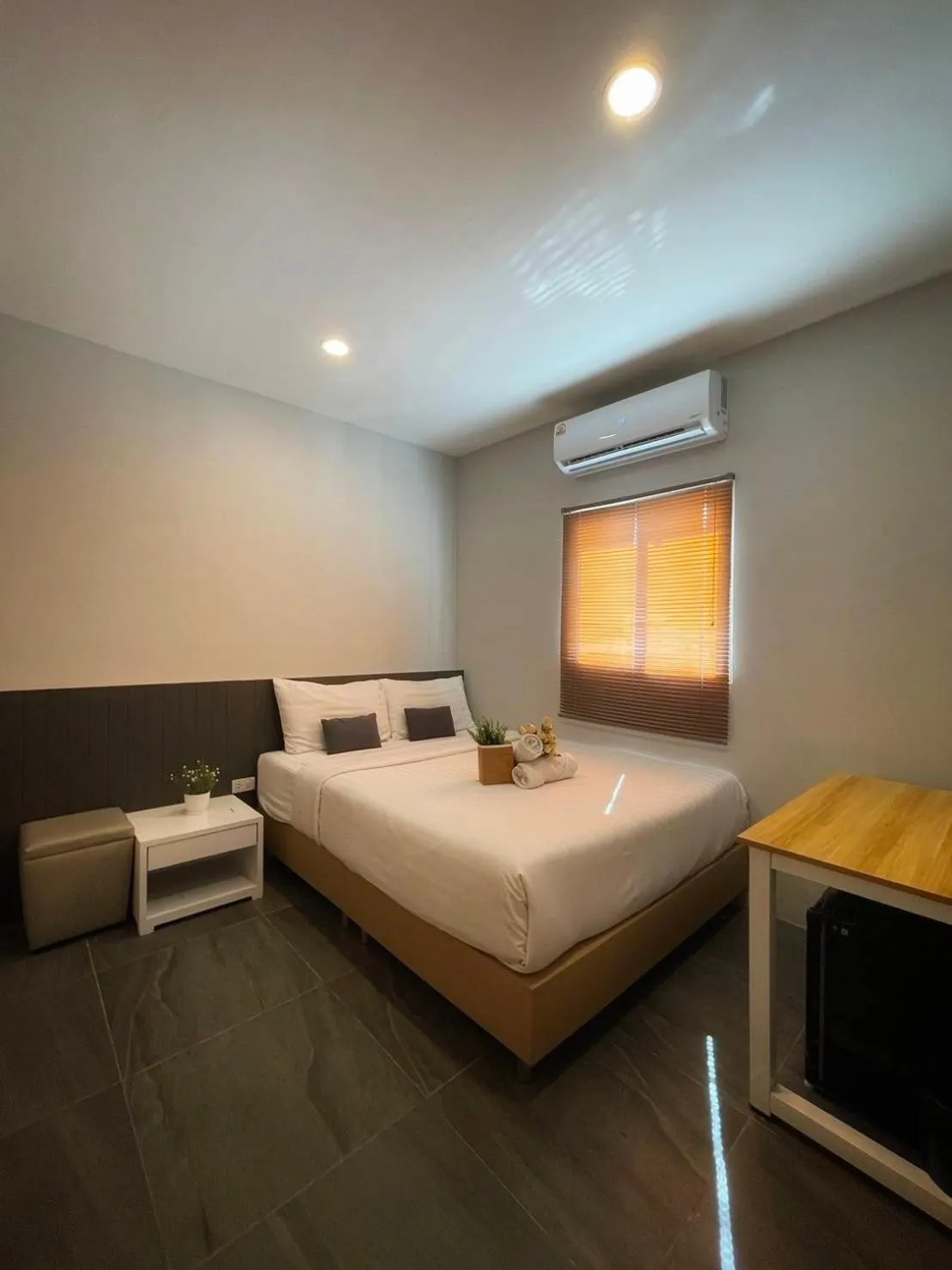 Bed in De Lux Bangkok Hotel