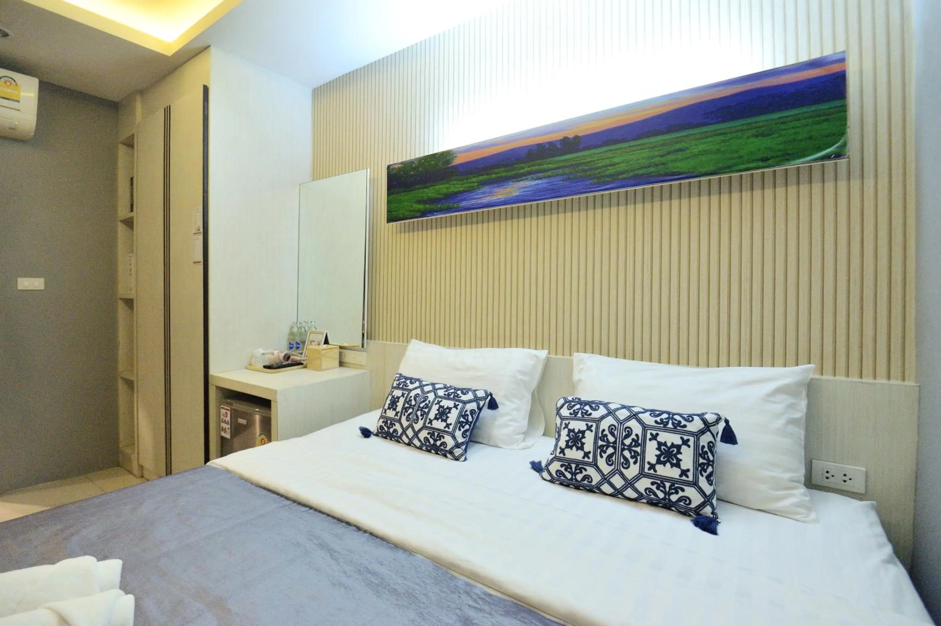 Bedroom, Bed in De Lux Bangkok Hotel