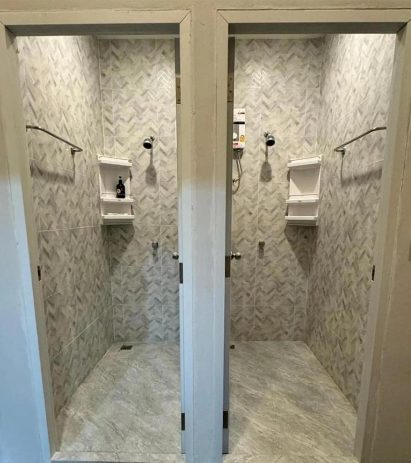 Shower in De Lux Bangkok Hotel