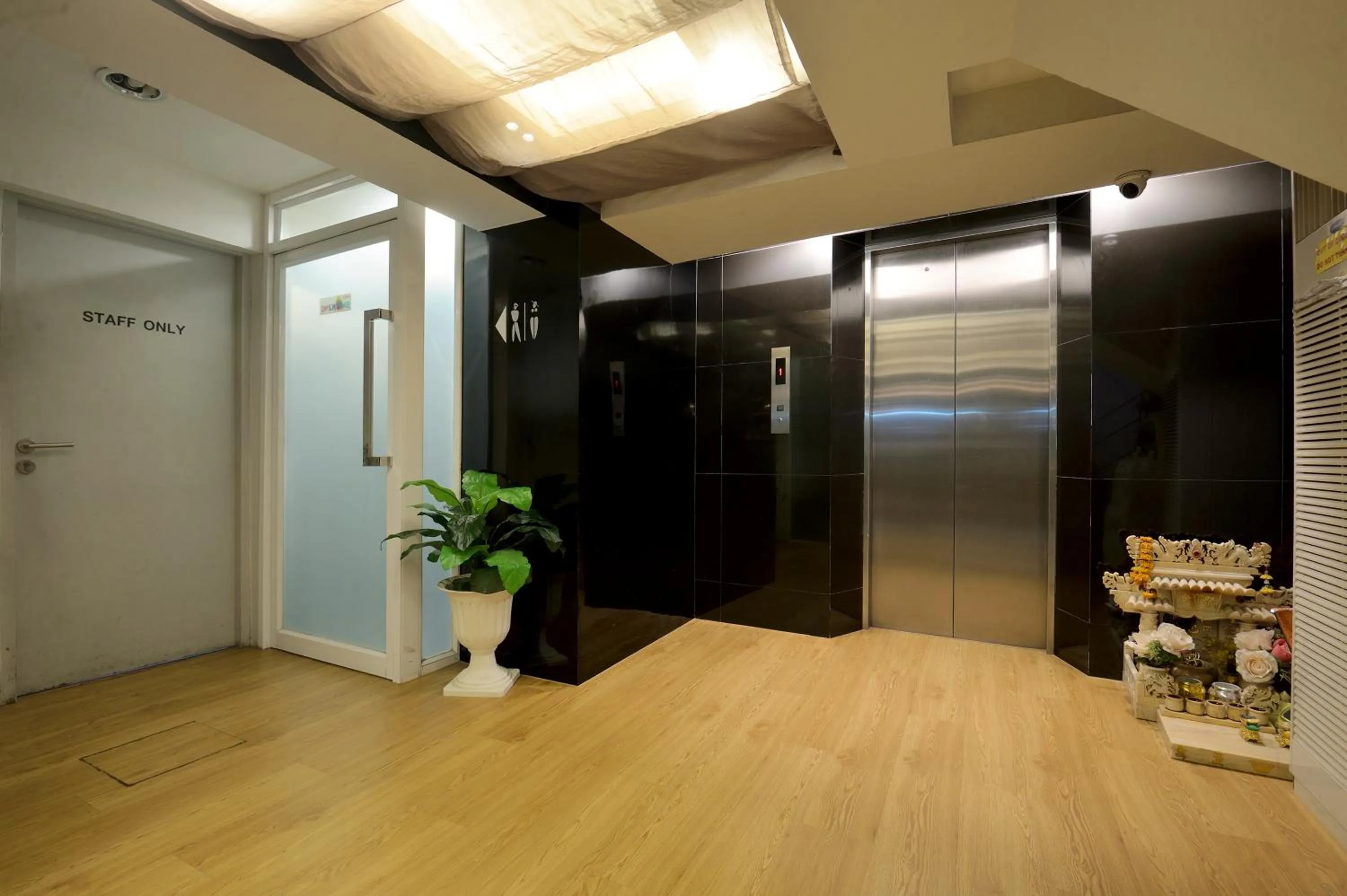elevator in De Lux Bangkok Hotel
