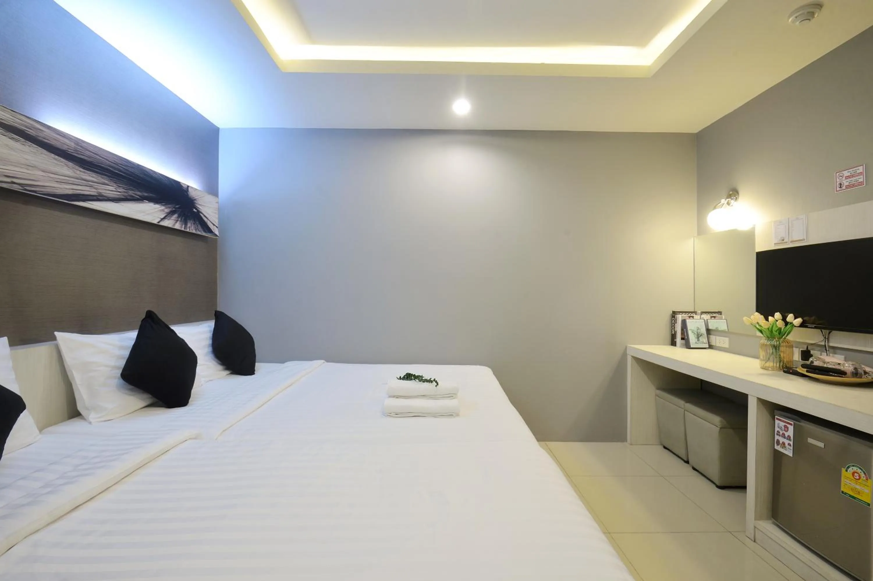 TV and multimedia, Bed in De Lux Bangkok Hotel