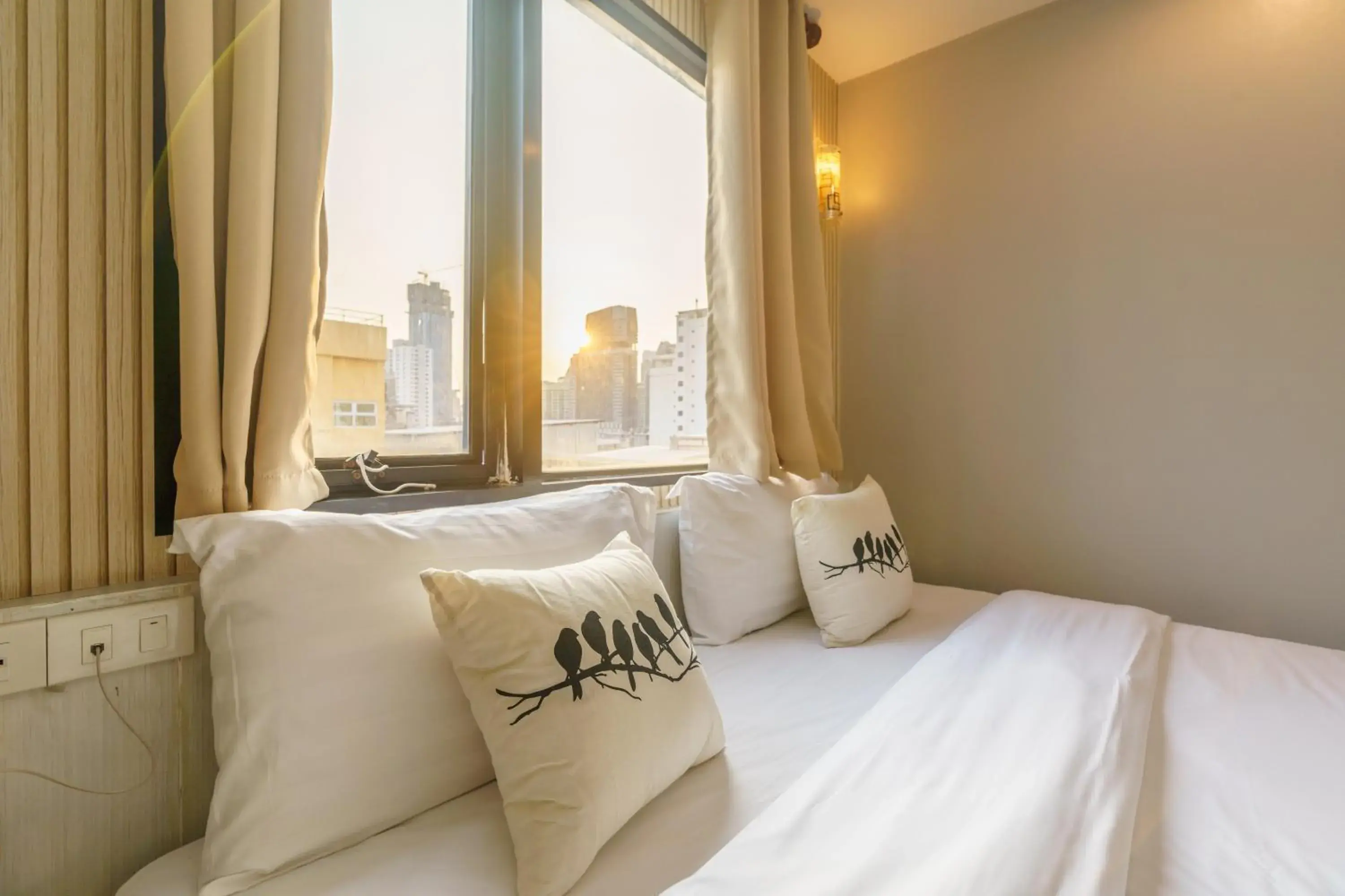 Superior Double Room in De Lux Bangkok Hotel Superior Double Room in De Lux Bangkok Hotel