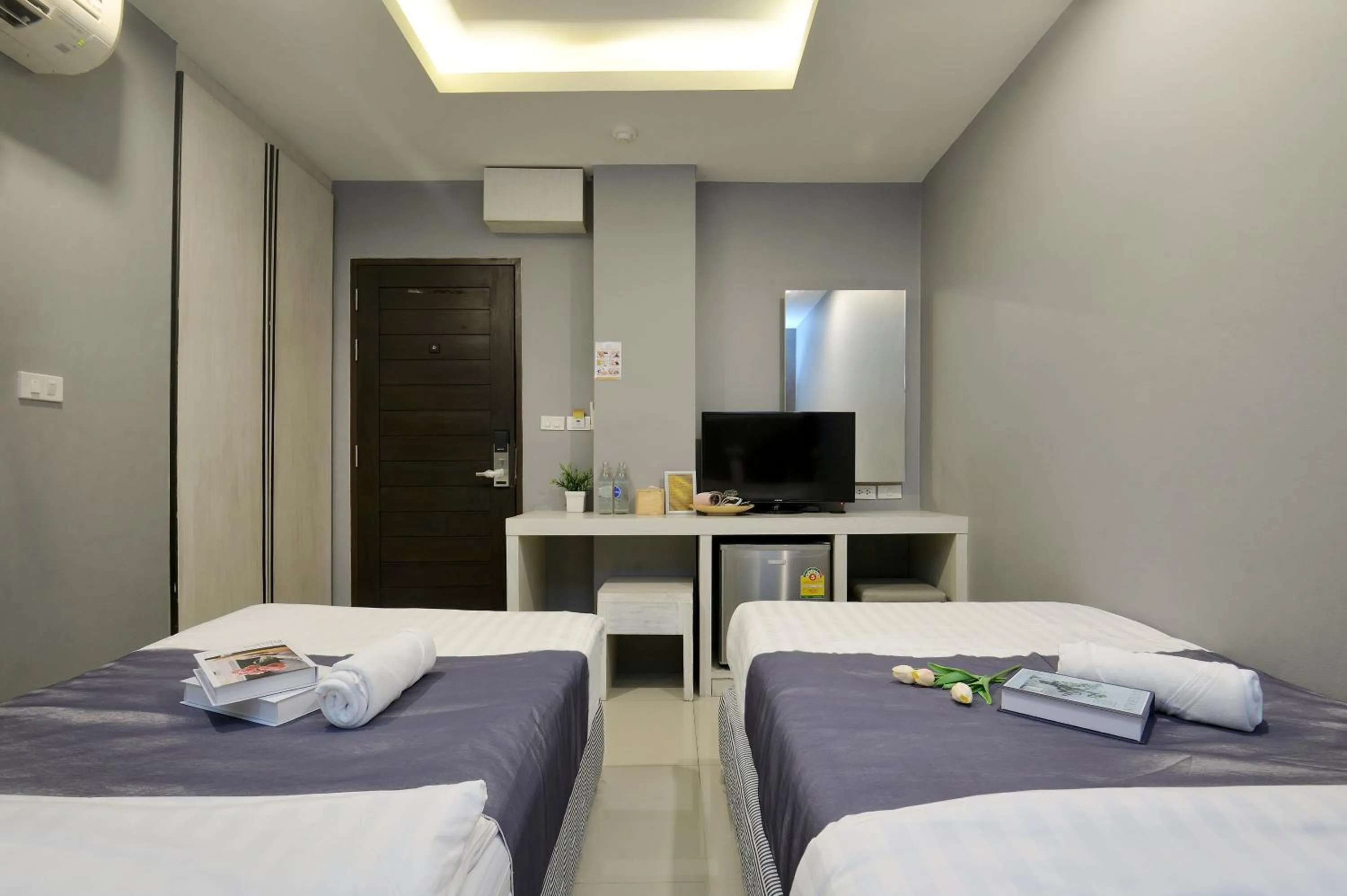 Bed in De Lux Bangkok Hotel