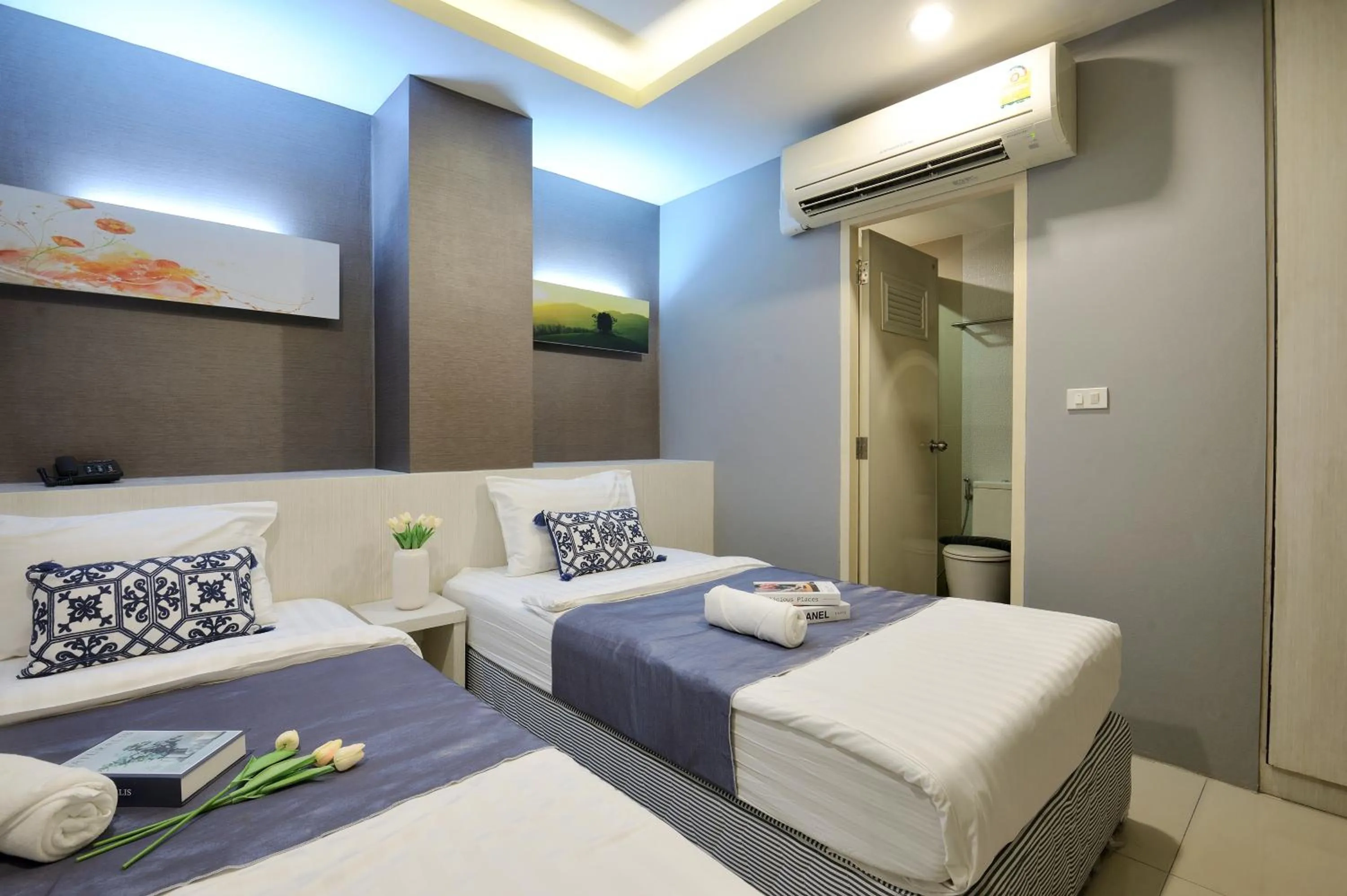 Bed in De Lux Bangkok Hotel