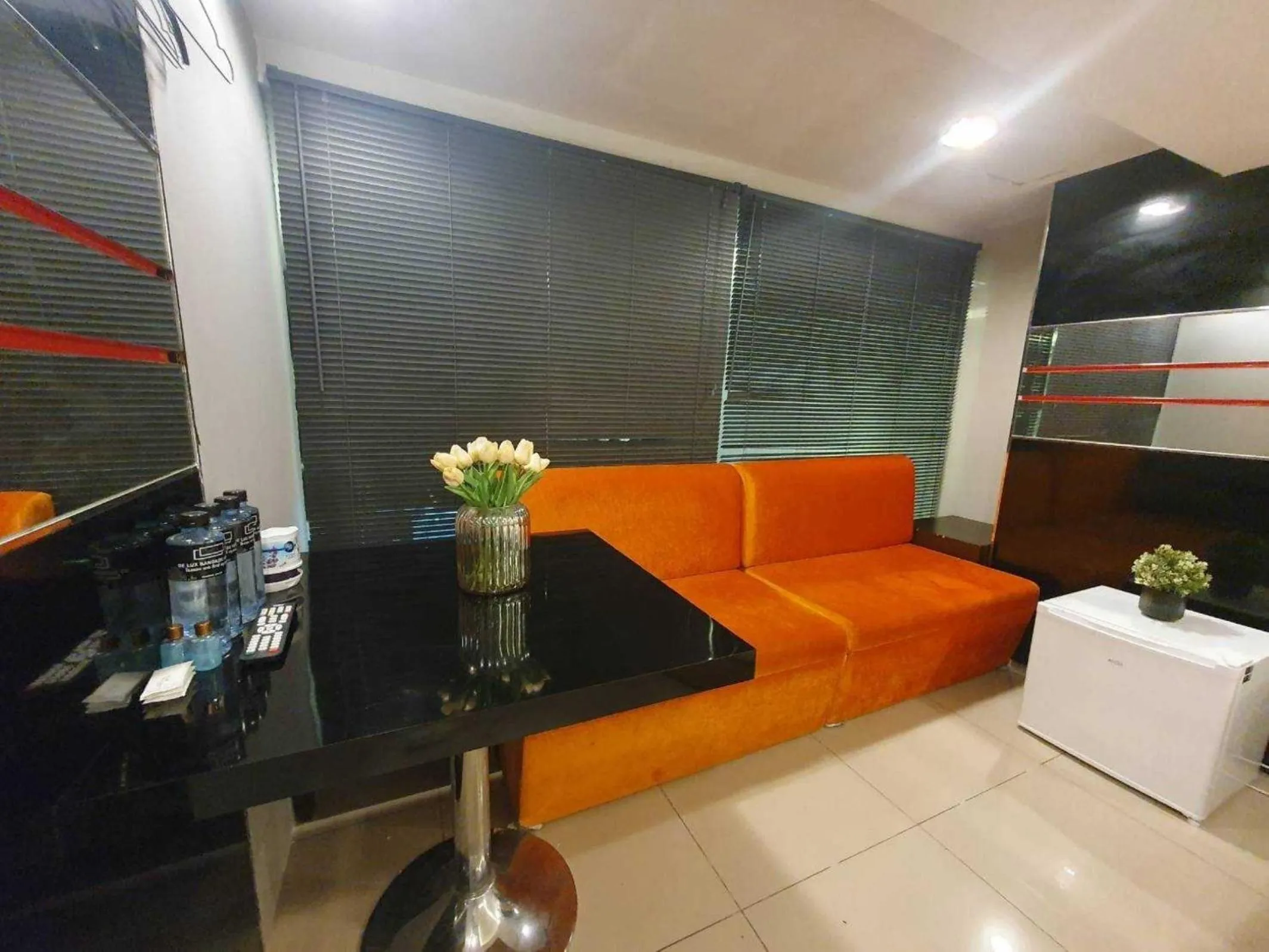 Seating area in De Lux Bangkok Hotel