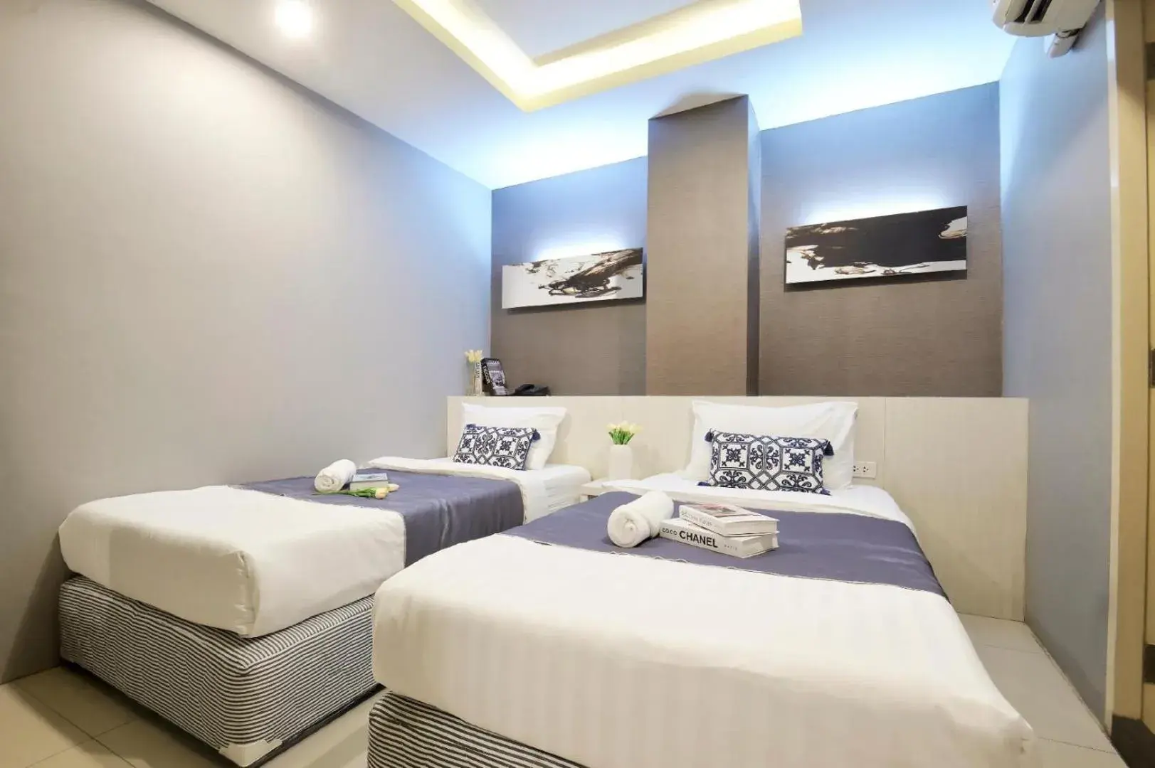 Superior Twin Room in De Lux Bangkok Hotel Superior Twin Room in De Lux Bangkok Hotel