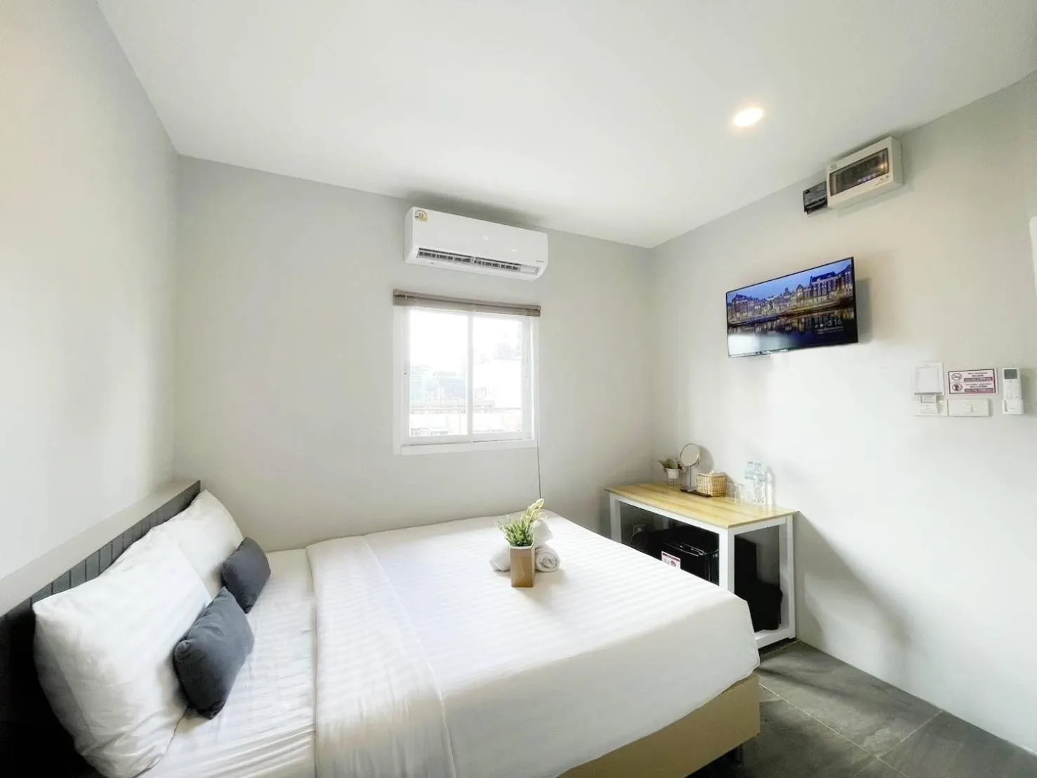 Bed in De Lux Bangkok Hotel