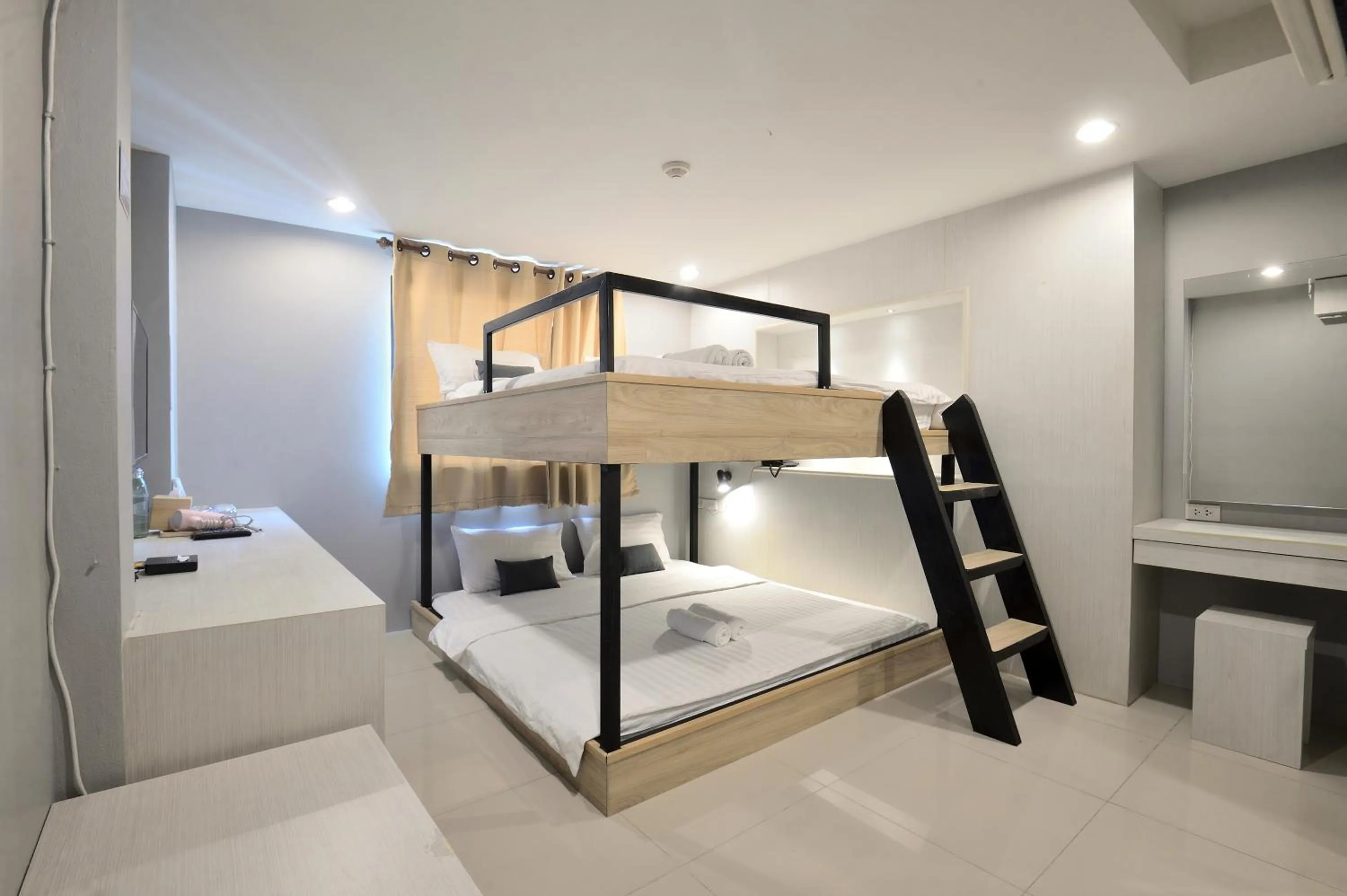 Bedroom, Bed in De Lux Bangkok Hotel