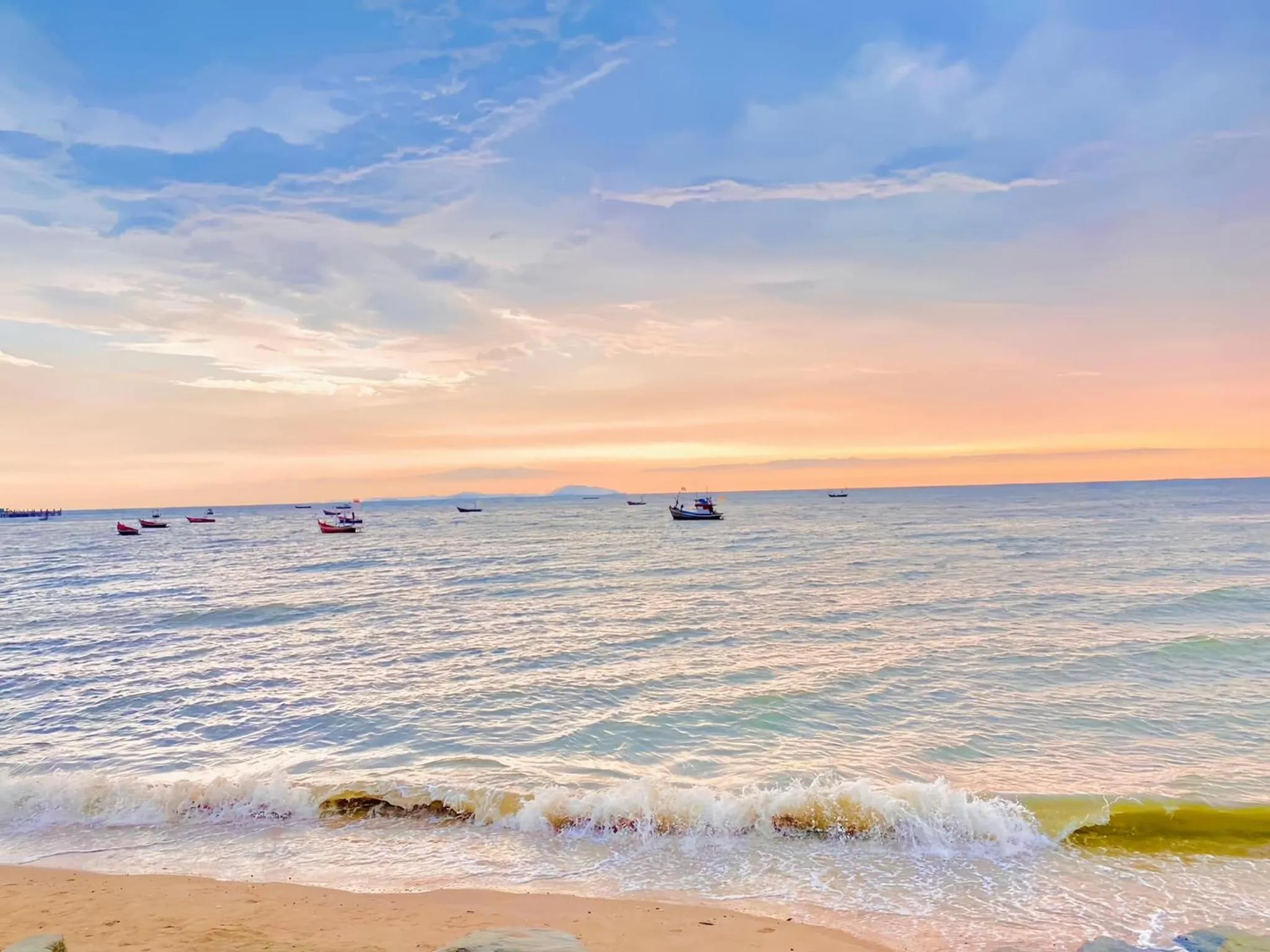 Beach in The Sunset Bangsaen Hotel