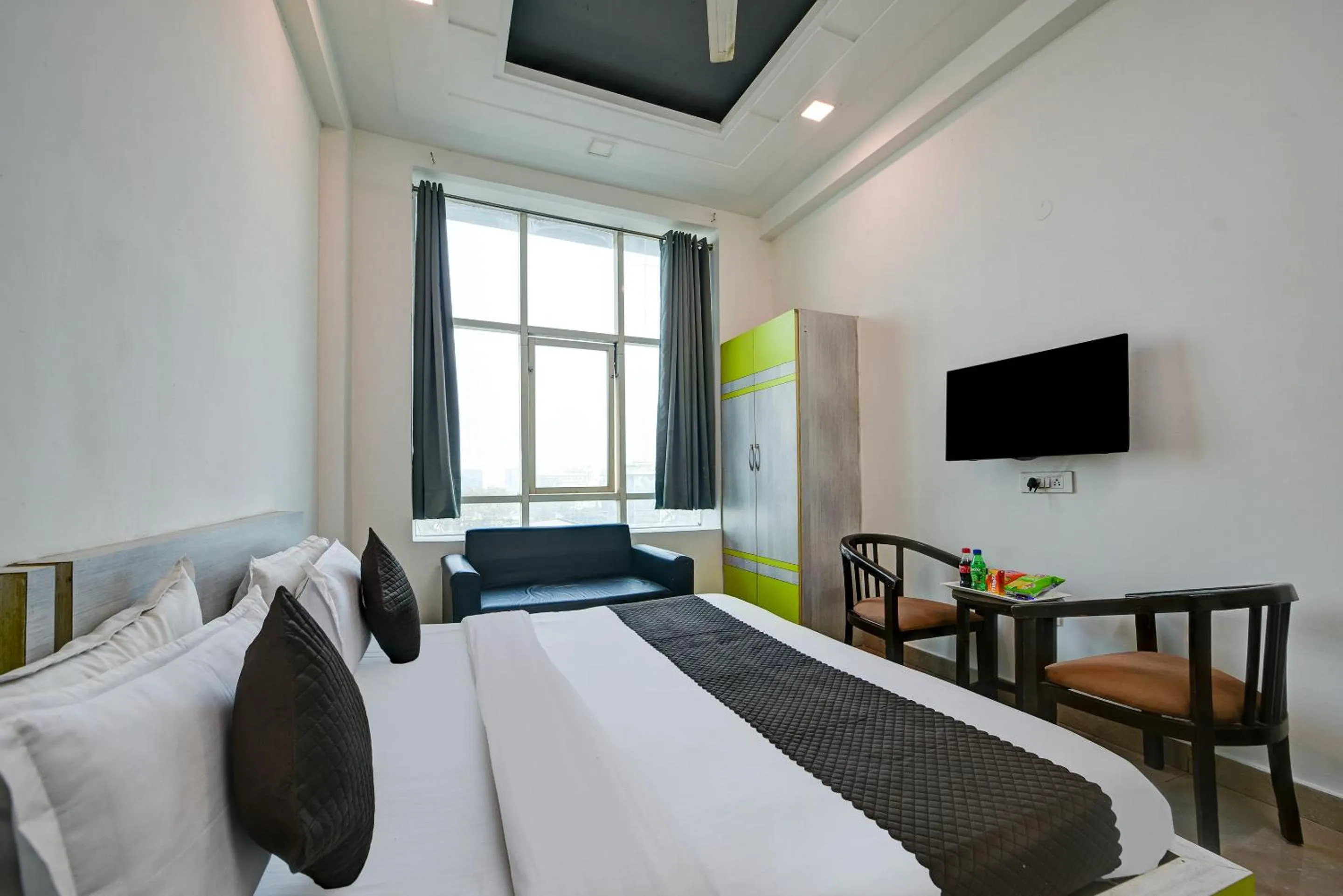 Communal lounge/ TV room, Bed in Hotel Cladis by Quadis - Sector 15 Noida