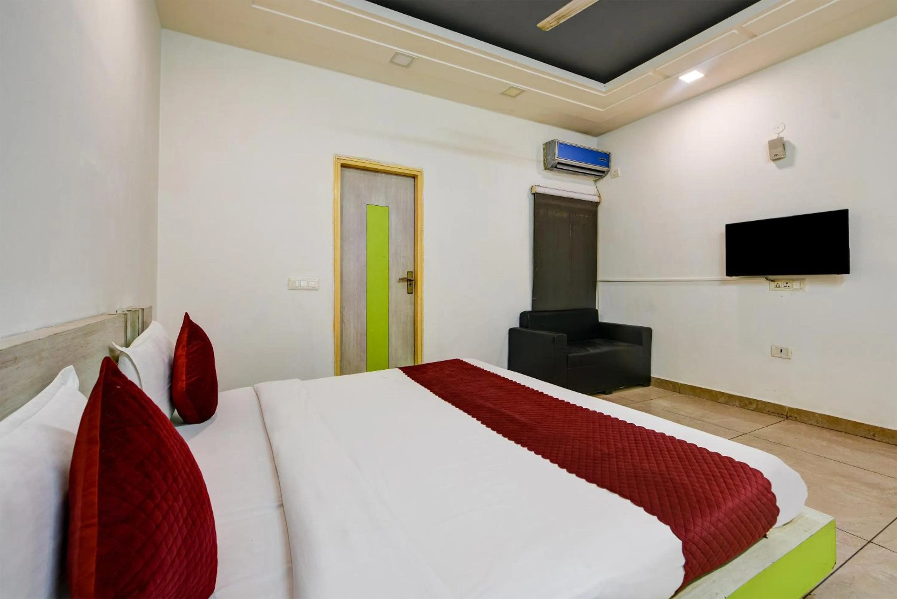 Communal lounge/ TV room, Bed in Hotel Cladis by Quadis - Sector 15 Noida