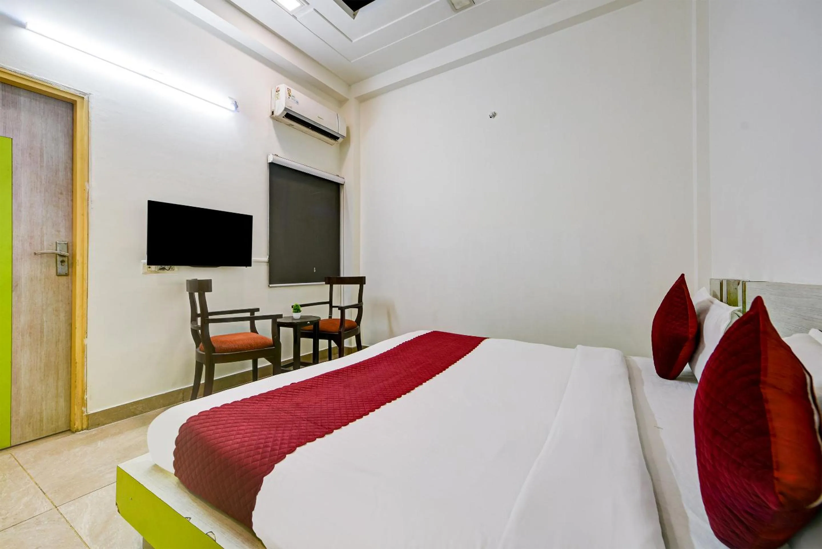 Communal lounge/ TV room, Bed in Hotel Cladis by Quadis - Sector 15 Noida
