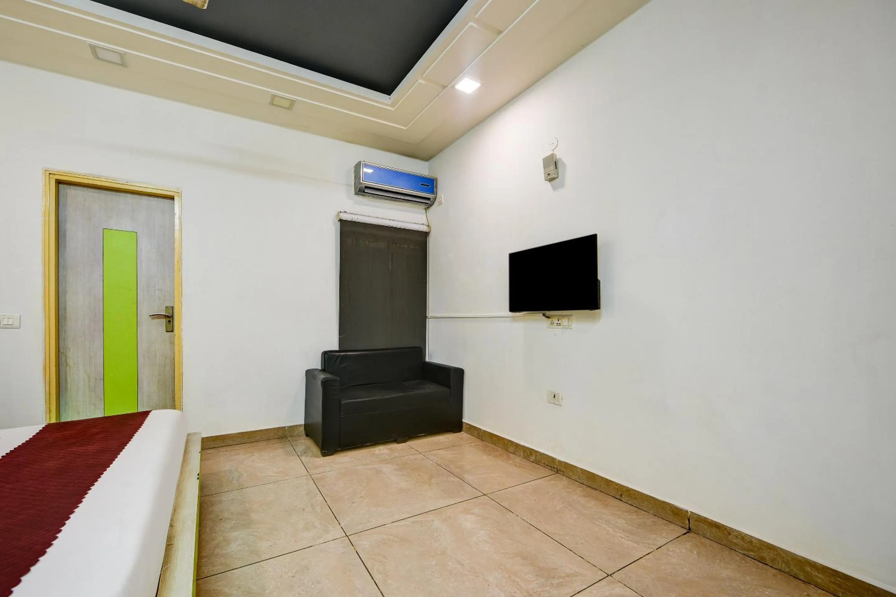 Communal lounge/ TV room, Bed in Hotel Cladis by Quadis - Sector 15 Noida