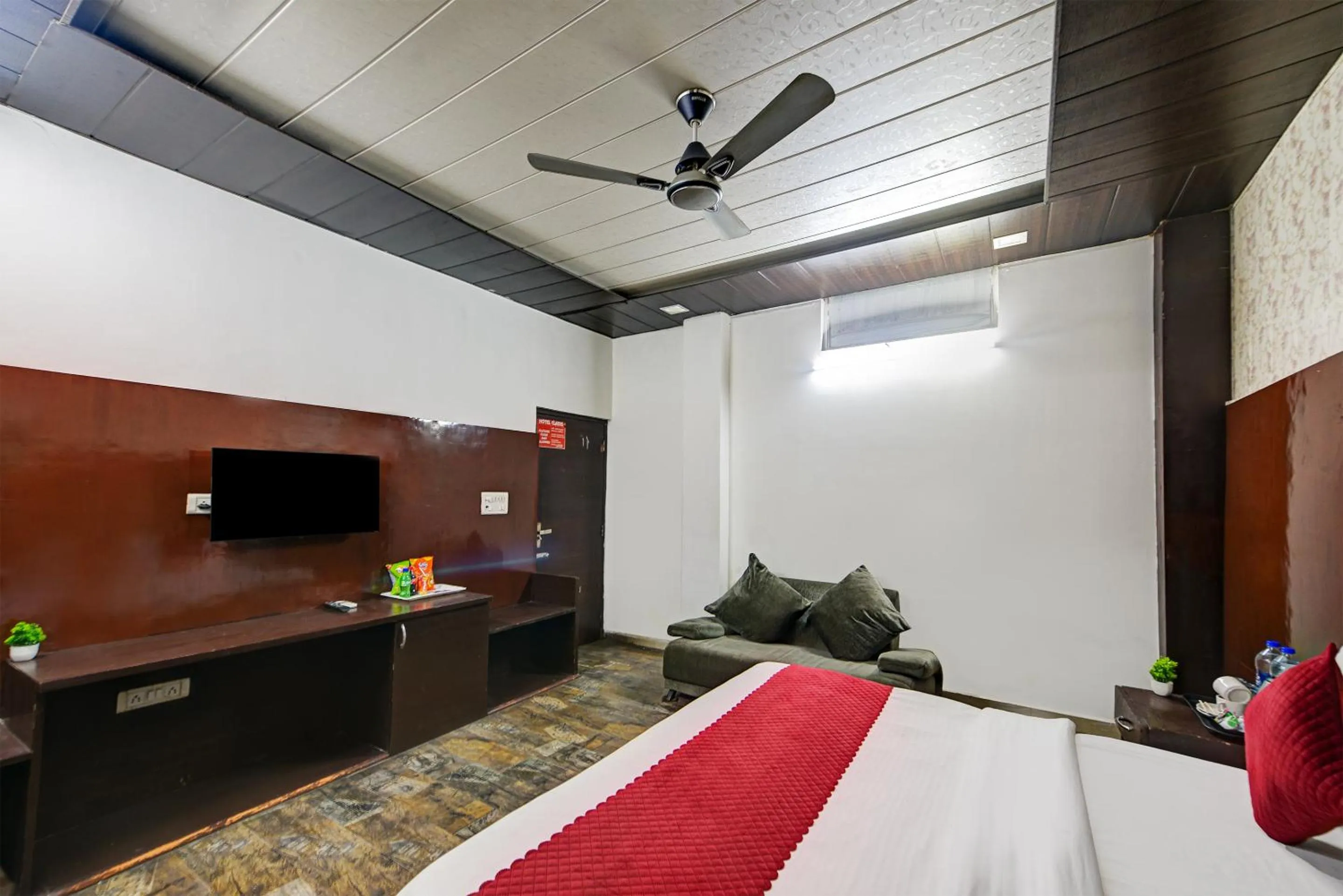Communal lounge/ TV room, Bed in Hotel Cladis by Quadis - Sector 15 Noida