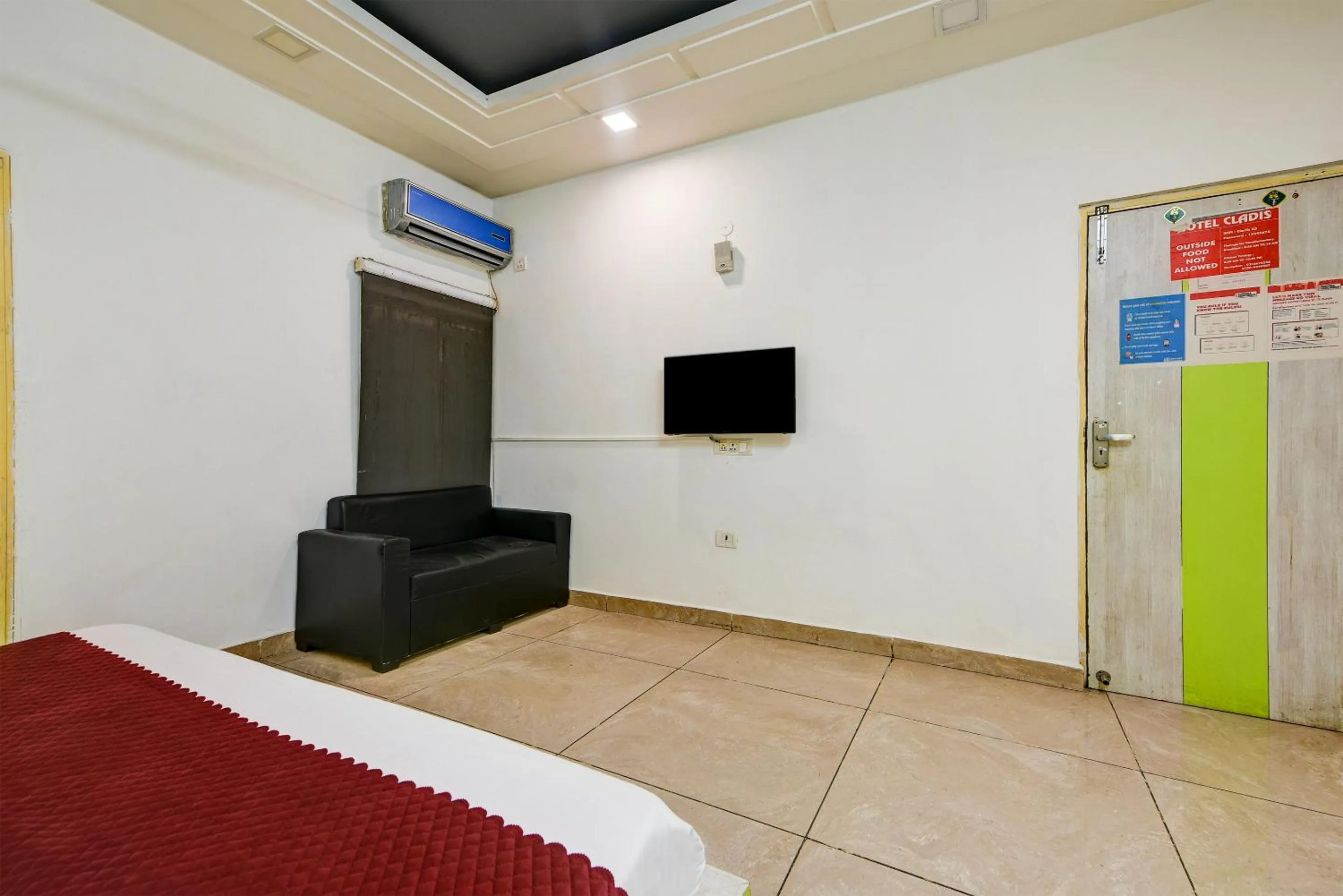Communal lounge/ TV room, Bed in Hotel Cladis by Quadis - Sector 15 Noida