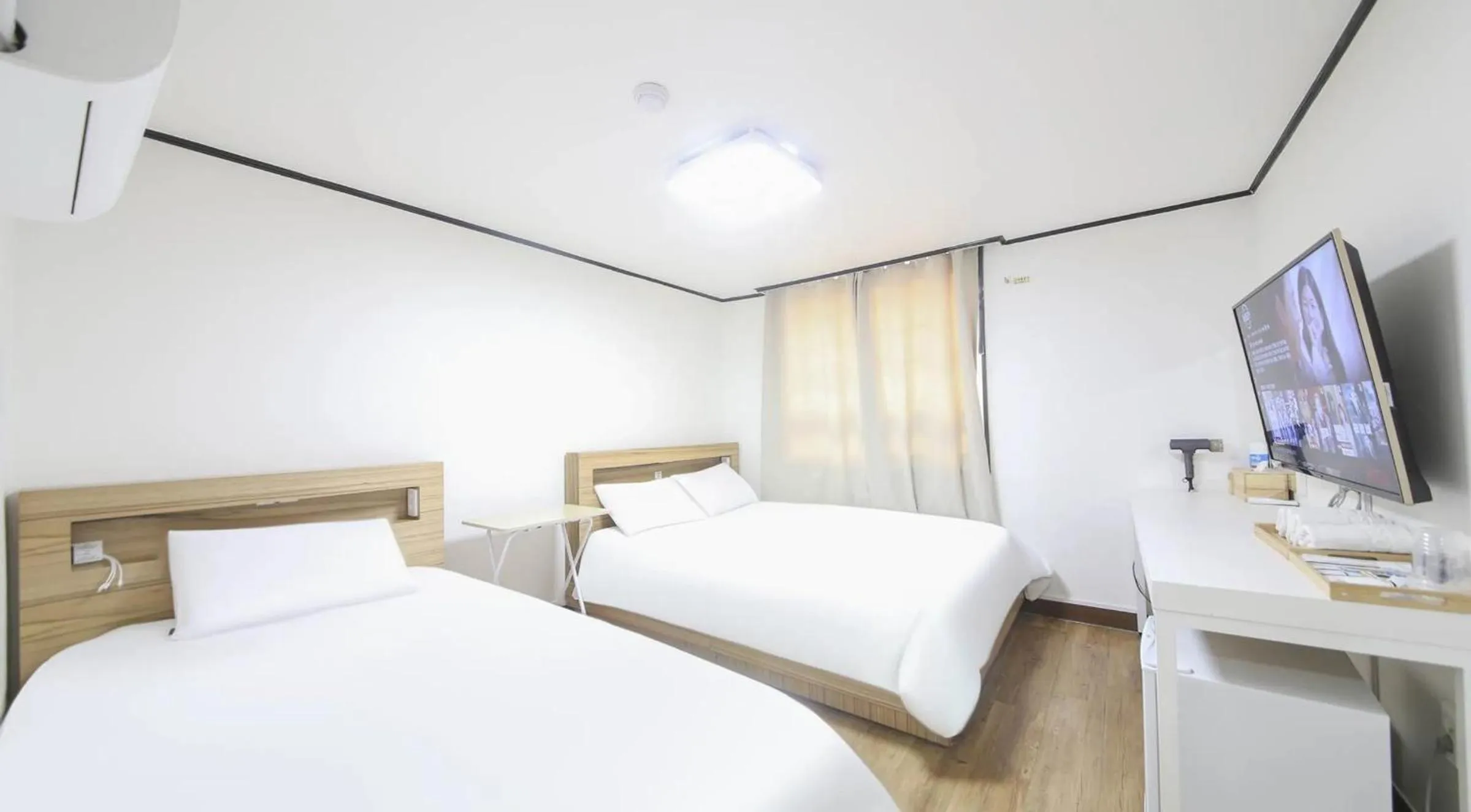 Bed in The Oakra Hotel