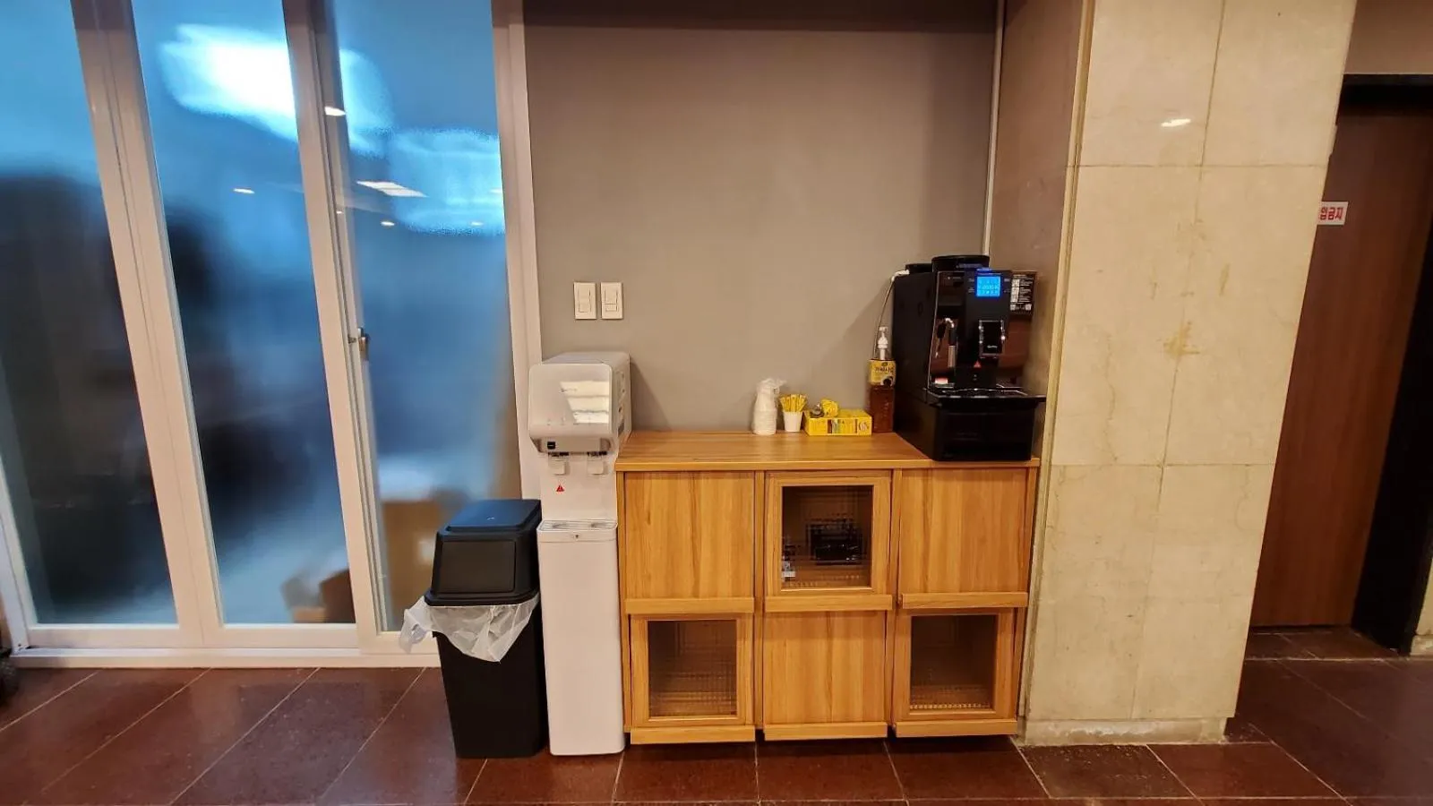 Coffee/tea facilities in The Oakra Hotel
