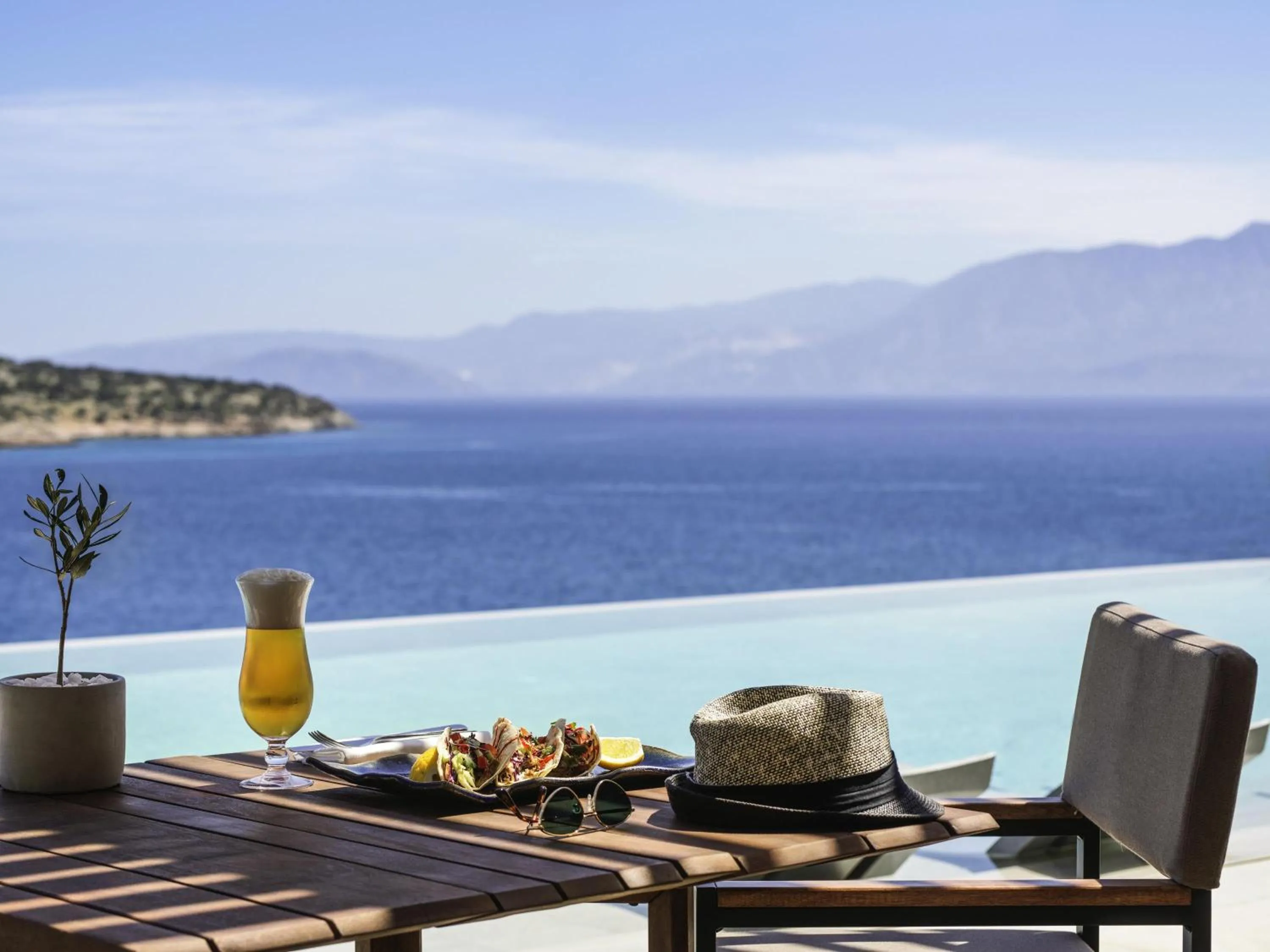 Lounge or bar in NIKO Seaside Resort MGallery