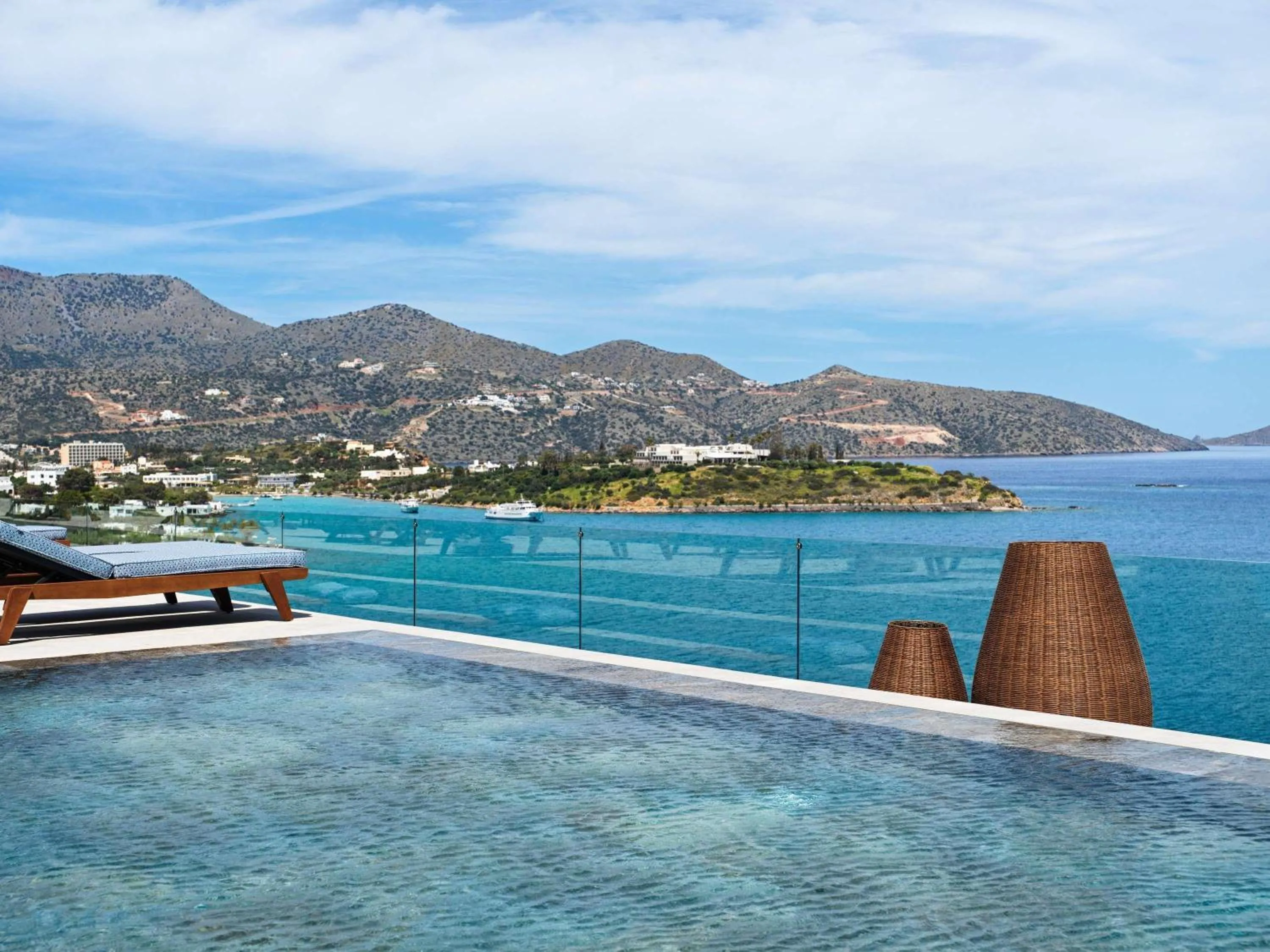 Lounge or bar in NIKO Seaside Resort MGallery