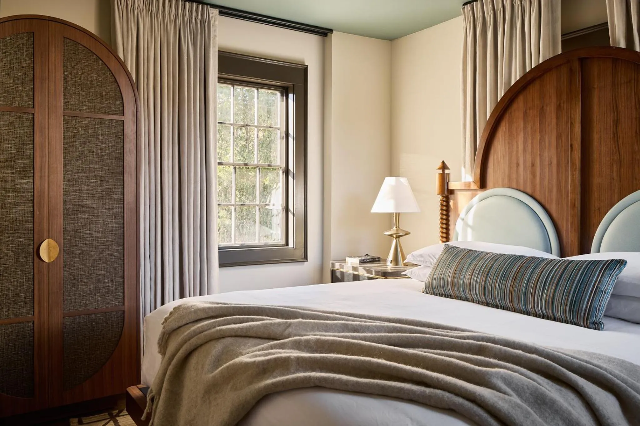 Photo of the whole room, Bed in Zelda Dearest