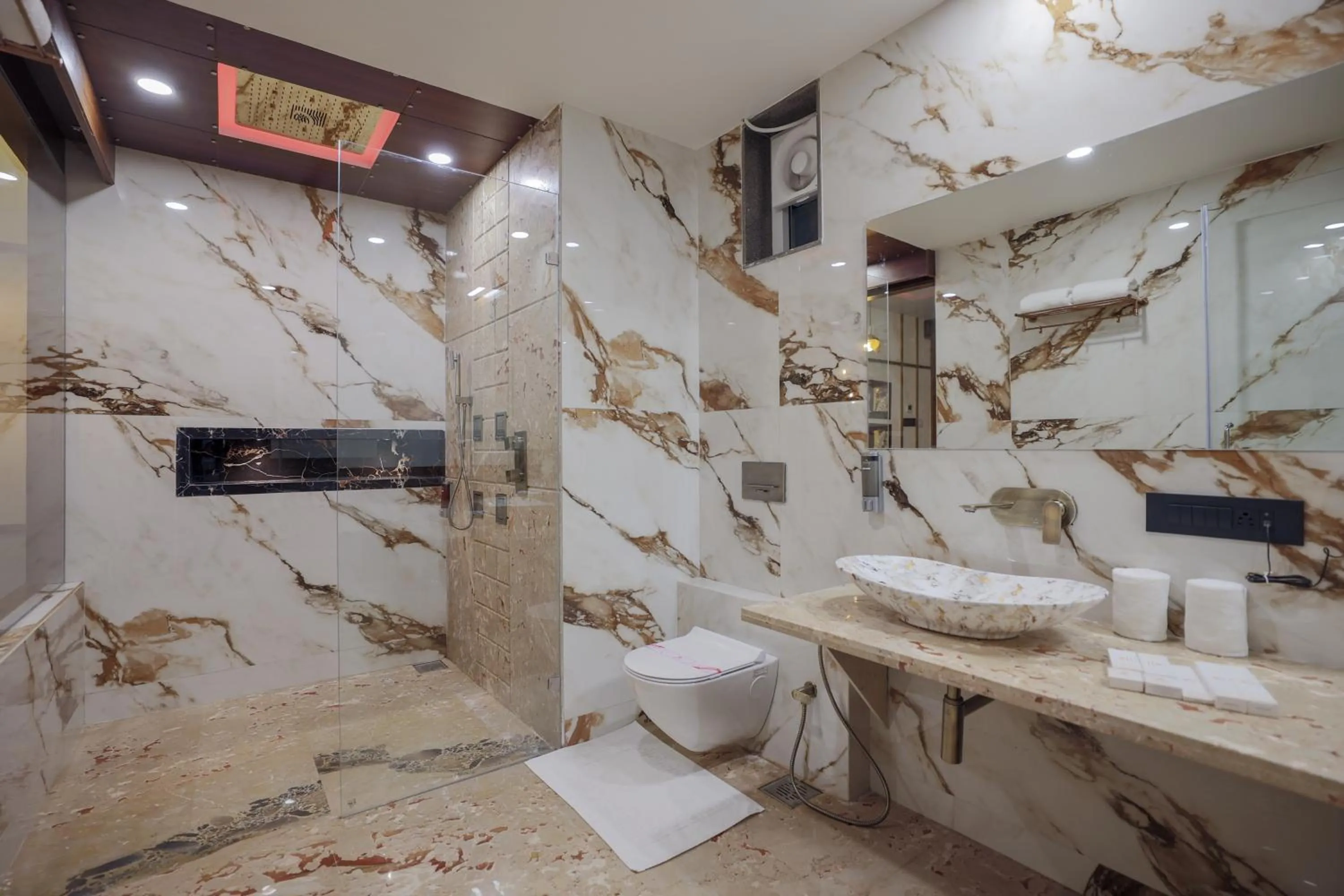 Shower in Hotel Aditya Mansingh Inn