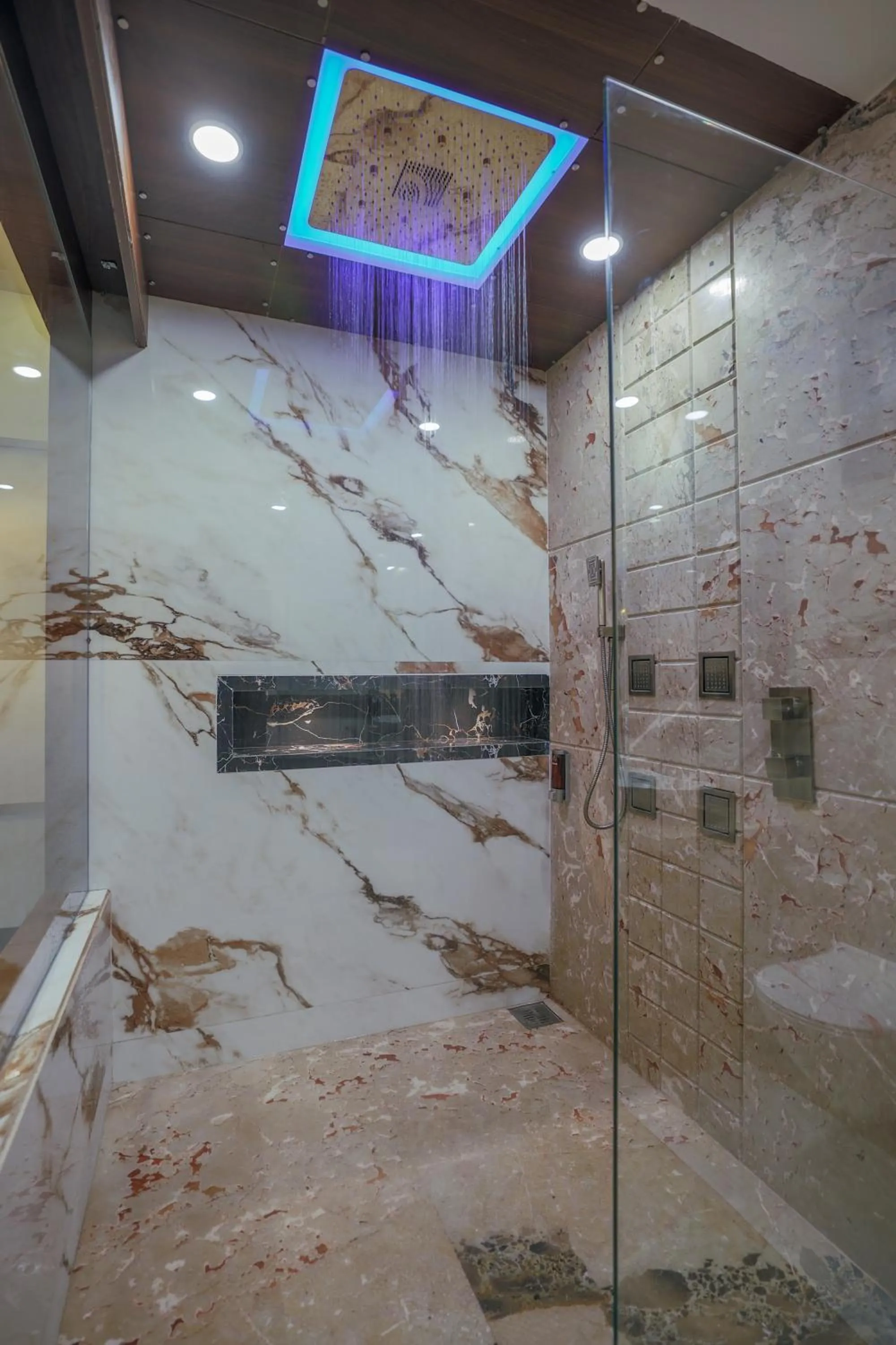 Shower in Hotel Aditya Mansingh Inn