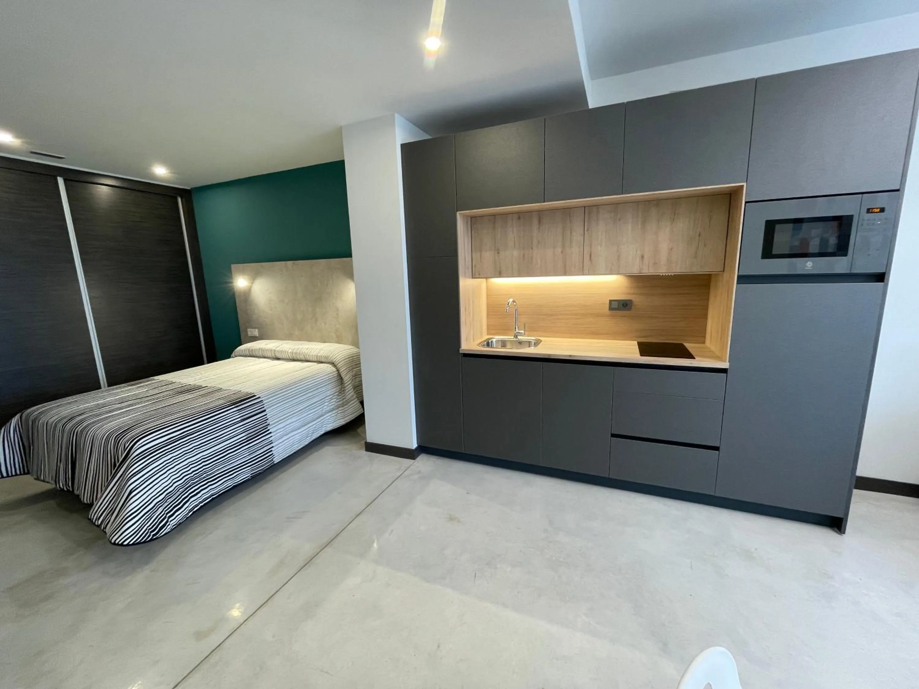 Photo of the whole room, Bed in Aljama Burgos