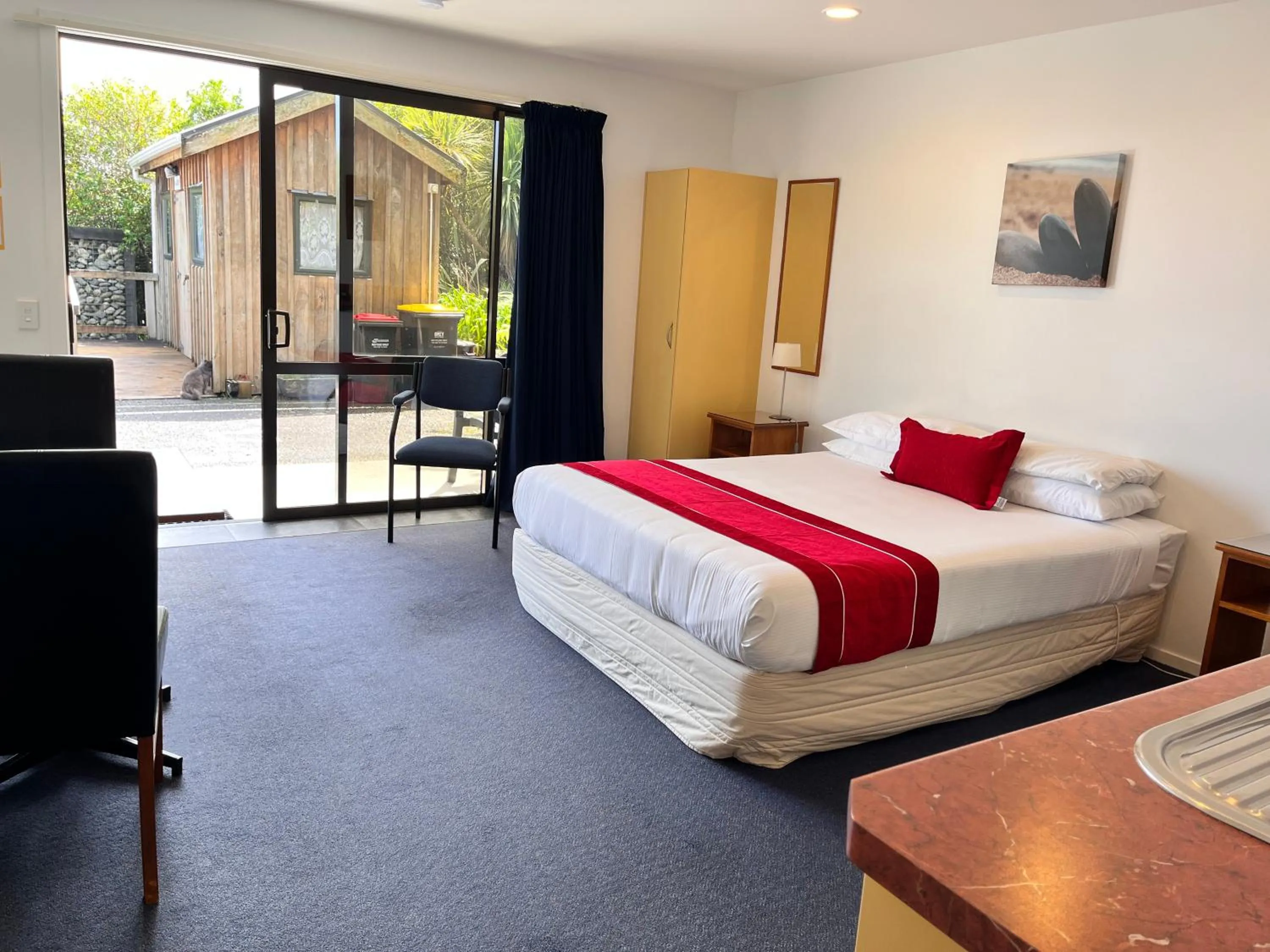 Bed in Sundowner Motel